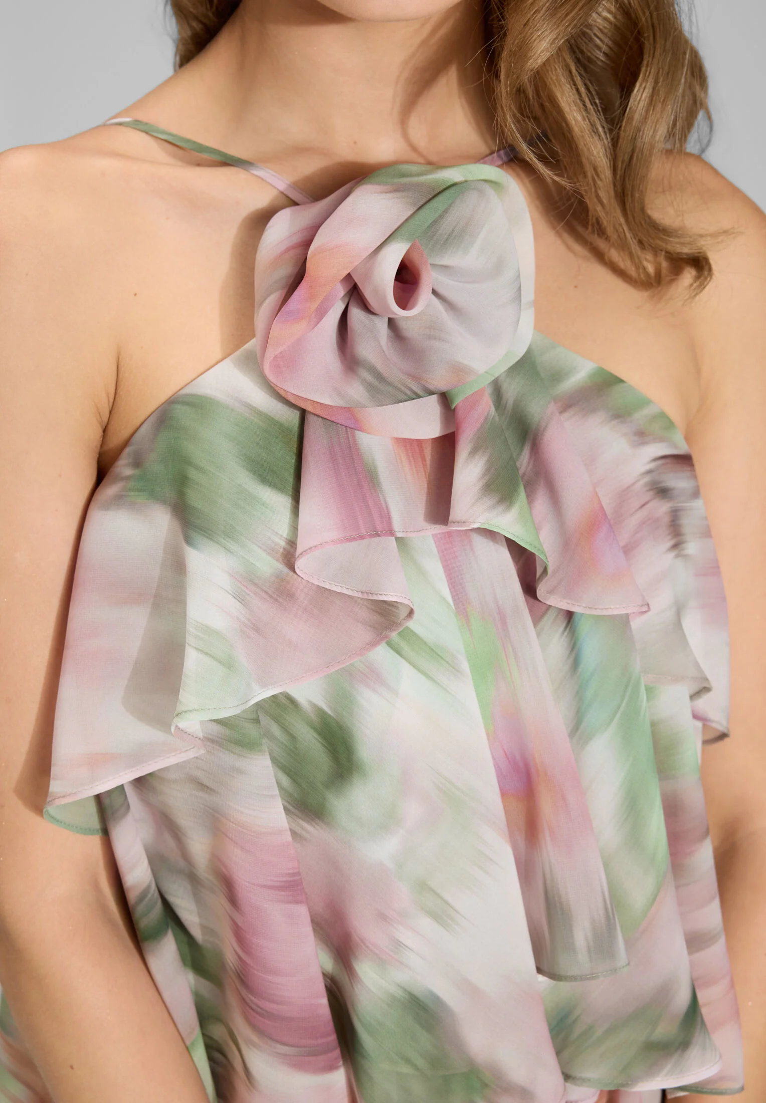 Abendkleid aus bedrucktem Chiffon mit gestuften Volants - Image 4