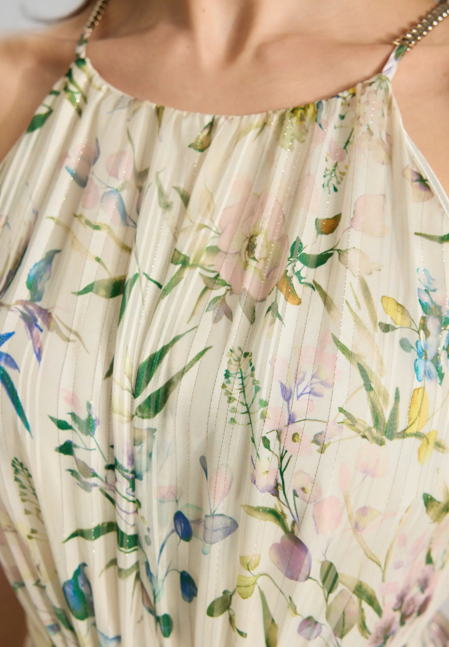 Abendkleid aus bedrucktem Chiffon mit Glitzerstreifen und Zierträgern - Image 4