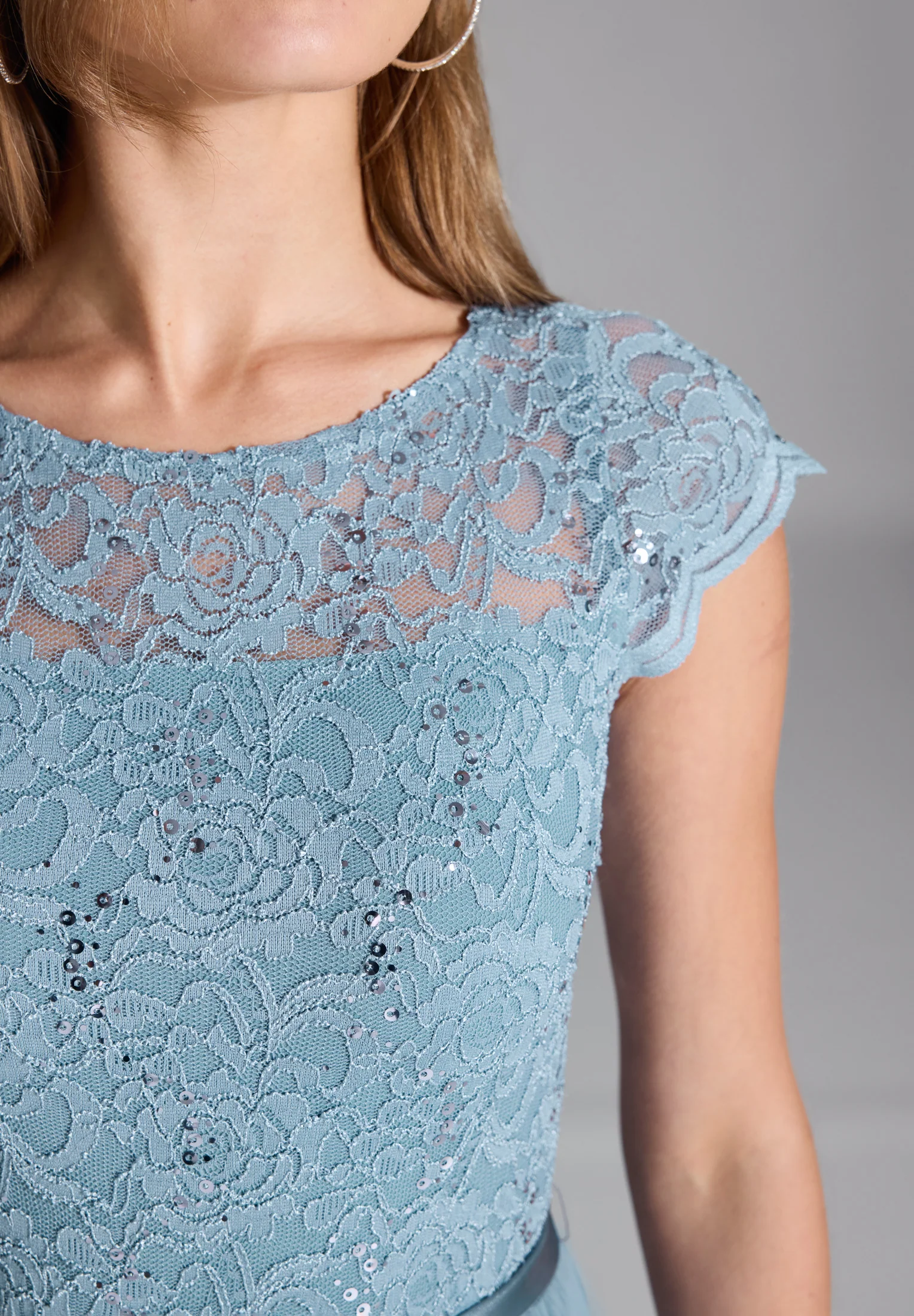 Abendkleid aus Chiffon mit paillettenbesetztem Spitzenoberteil - Image 10