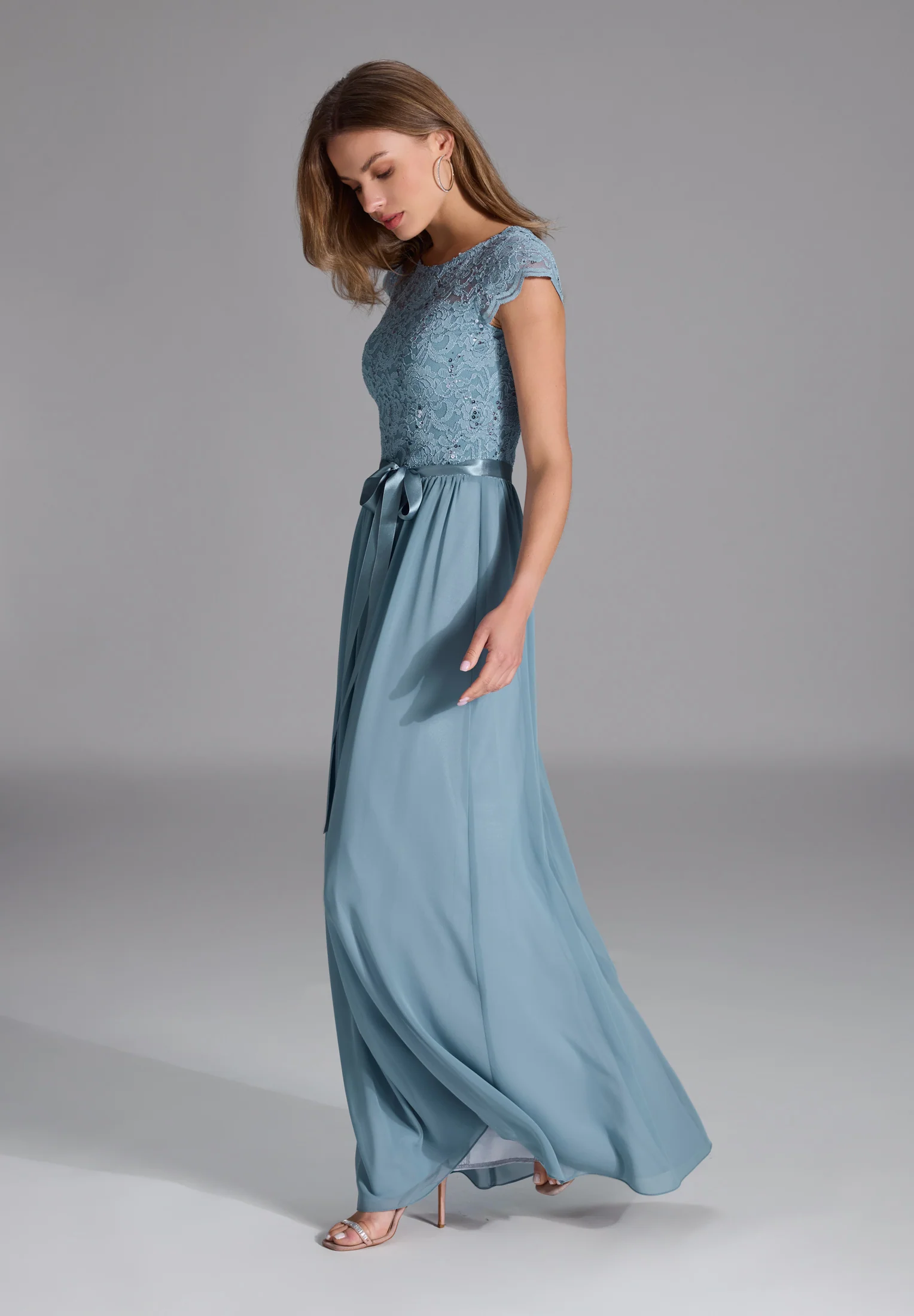 Abendkleid aus Chiffon mit paillettenbesetztem Spitzenoberteil - Image 11