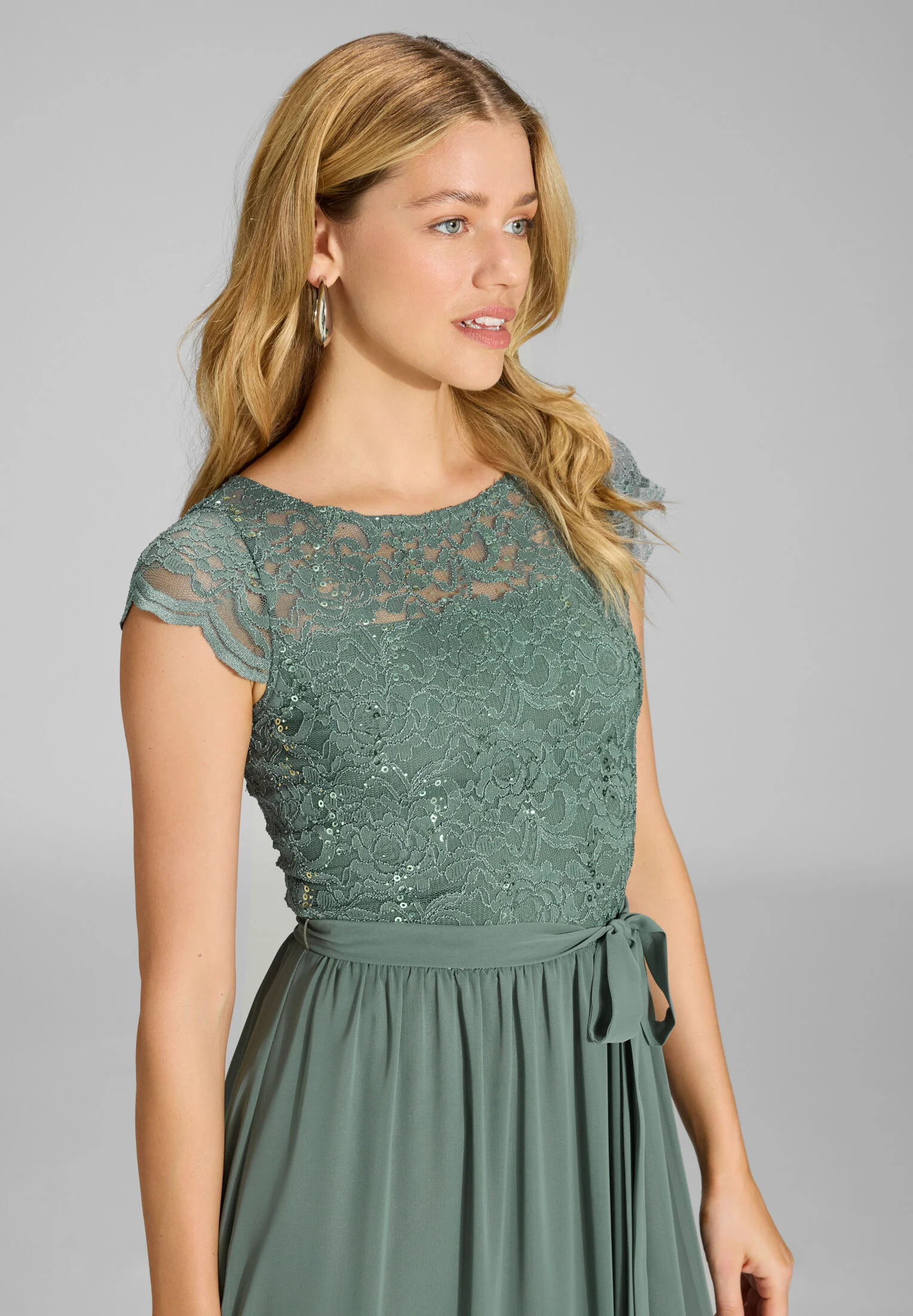 Abendkleid aus Chiffon mit paillettenbesetztem Spitzenoberteil - Image 15