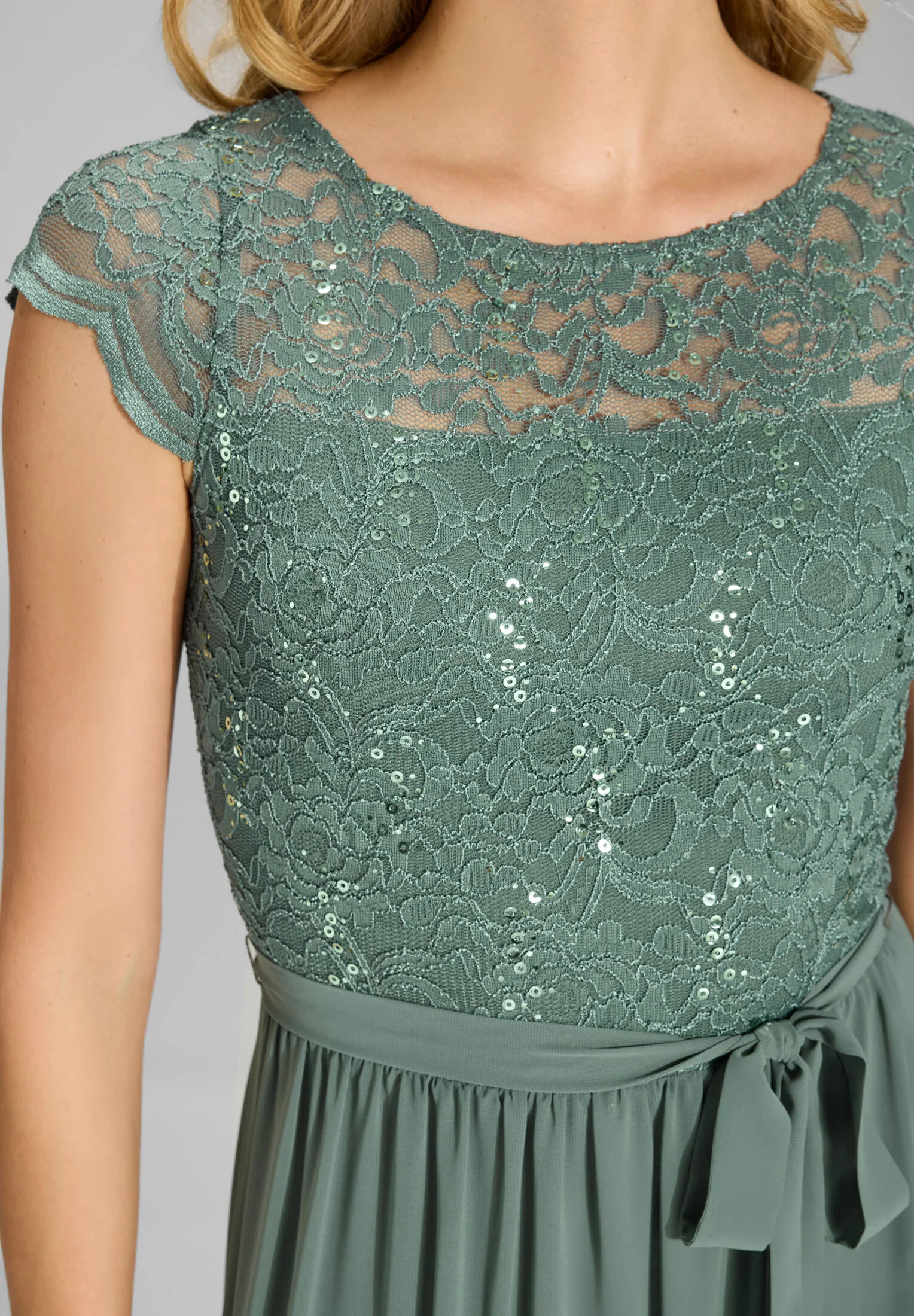 Abendkleid aus Chiffon mit paillettenbesetztem Spitzenoberteil - Image 16