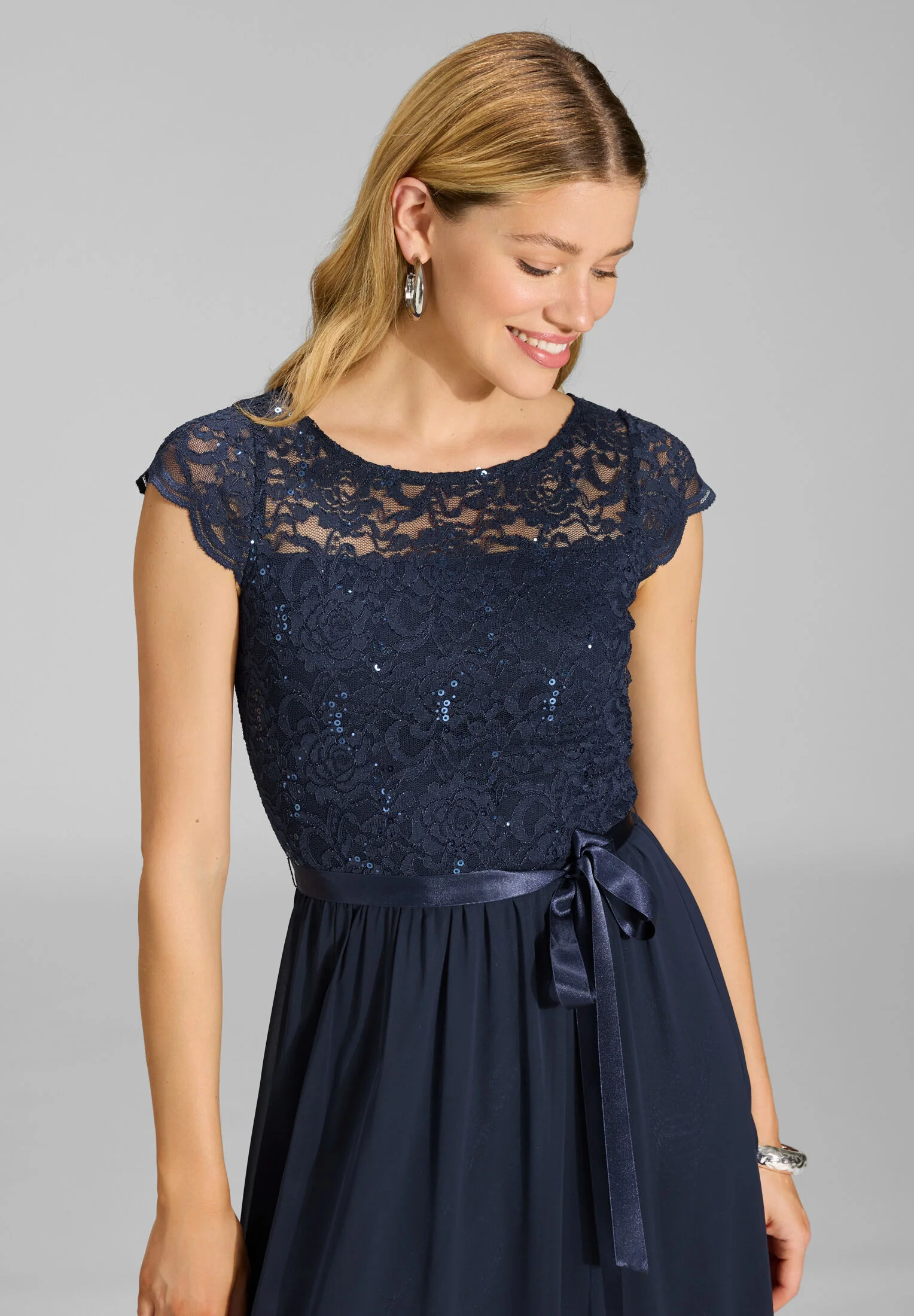 Abendkleid aus Chiffon mit paillettenbesetztem Spitzenoberteil - Image 3