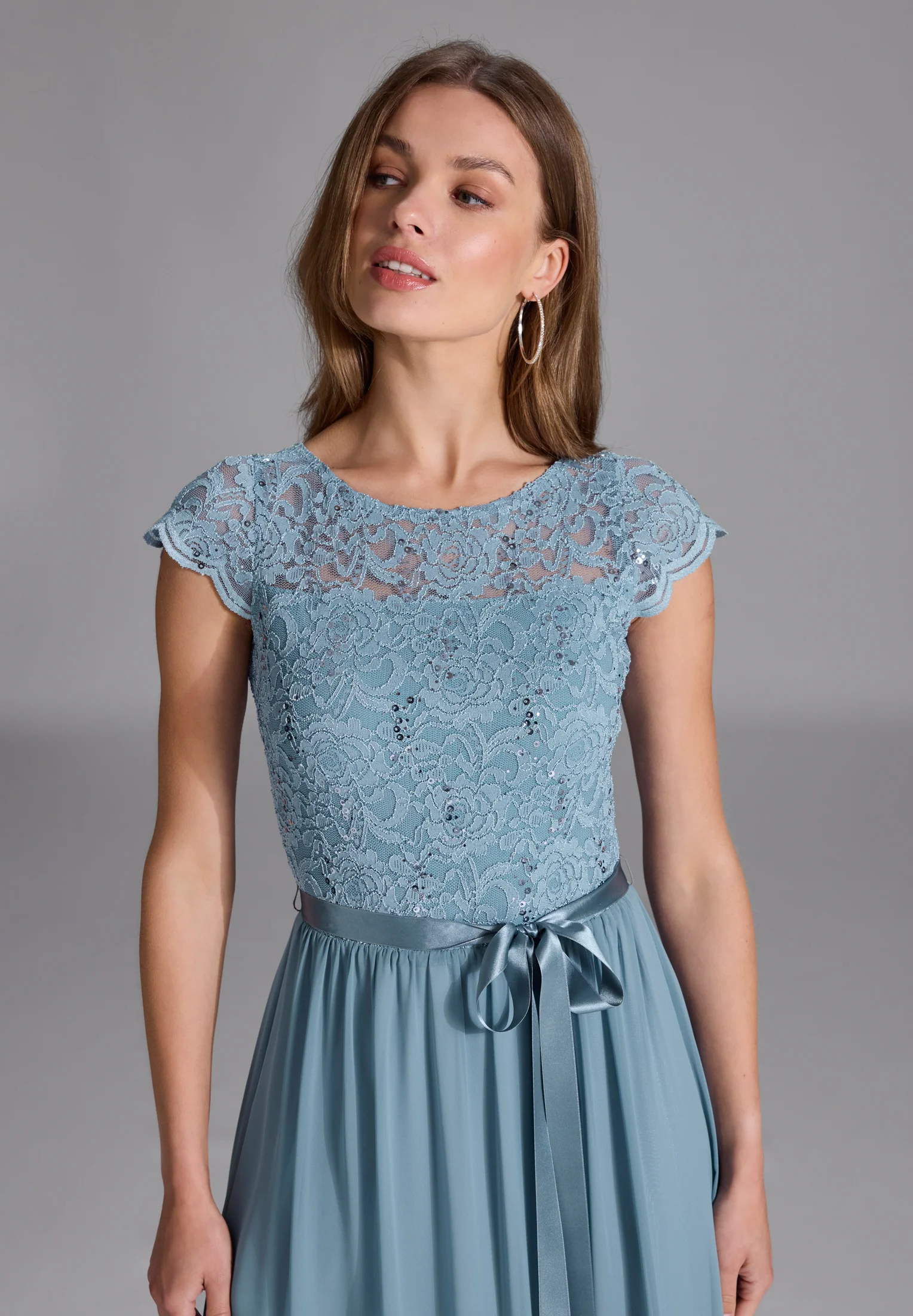 Abendkleid aus Chiffon mit paillettenbesetztem Spitzenoberteil - Image 9