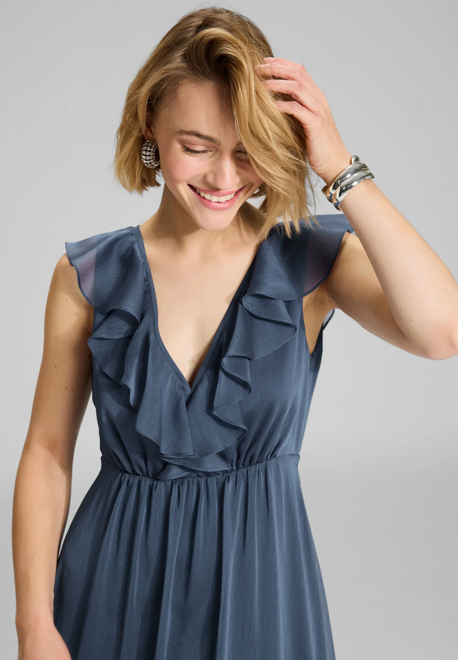 Abendkleid aus Crinkle Chiffon mit tiefem Ausschnitt und Rüschen - Image 3