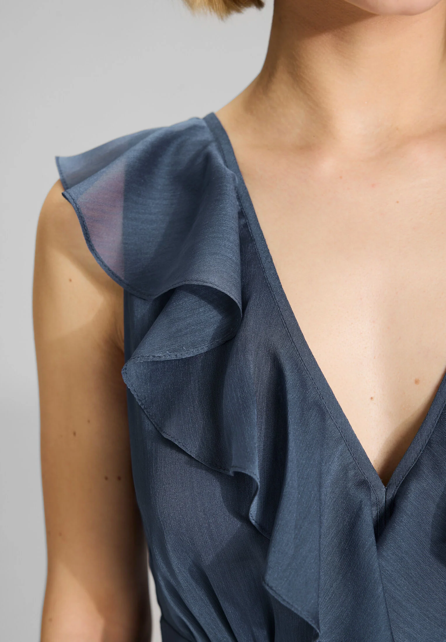 Abendkleid aus Crinkle Chiffon mit tiefem Ausschnitt und Rüschen - Image 4