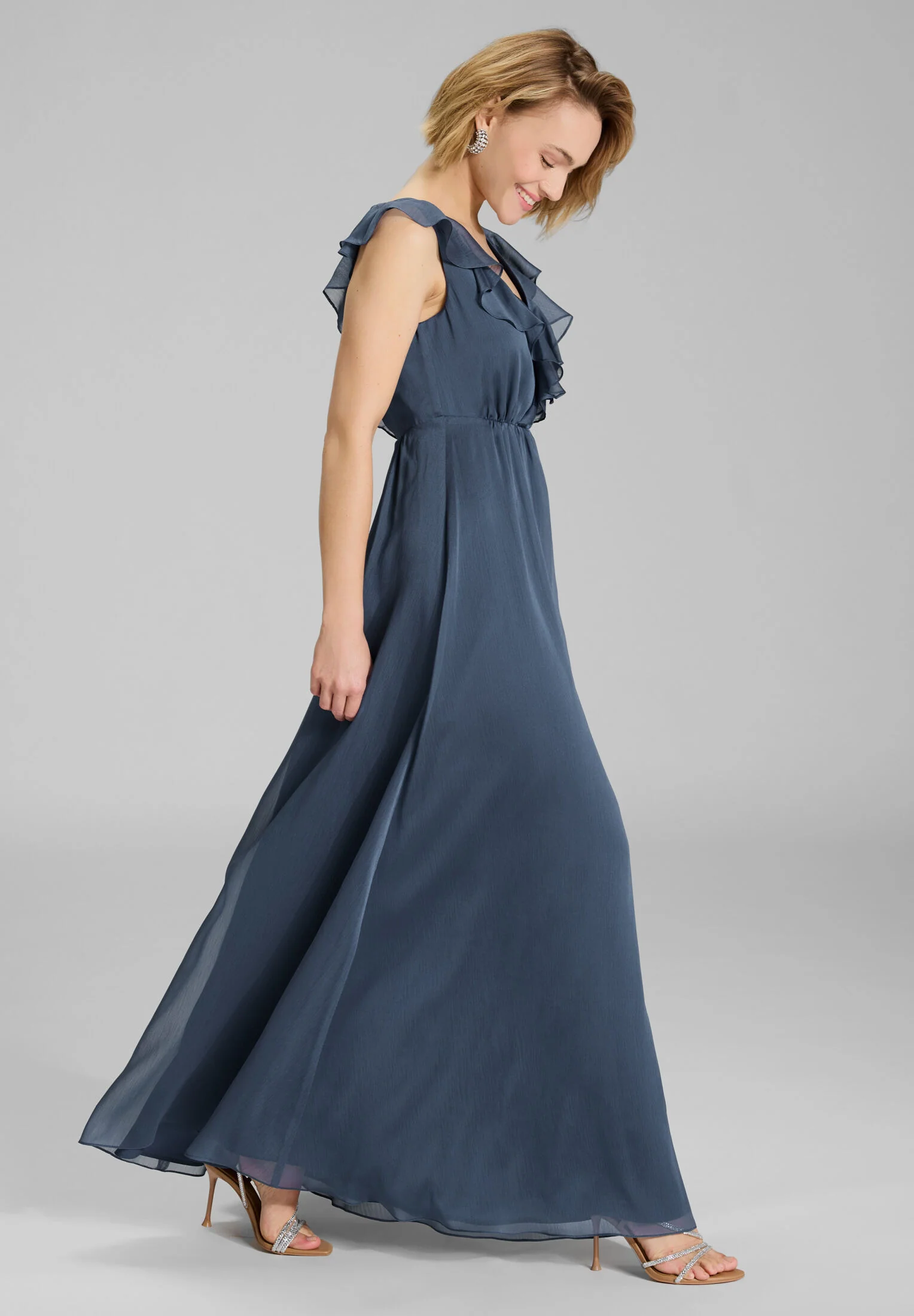 Abendkleid aus Crinkle Chiffon mit tiefem Ausschnitt und Rüschen - Image 5