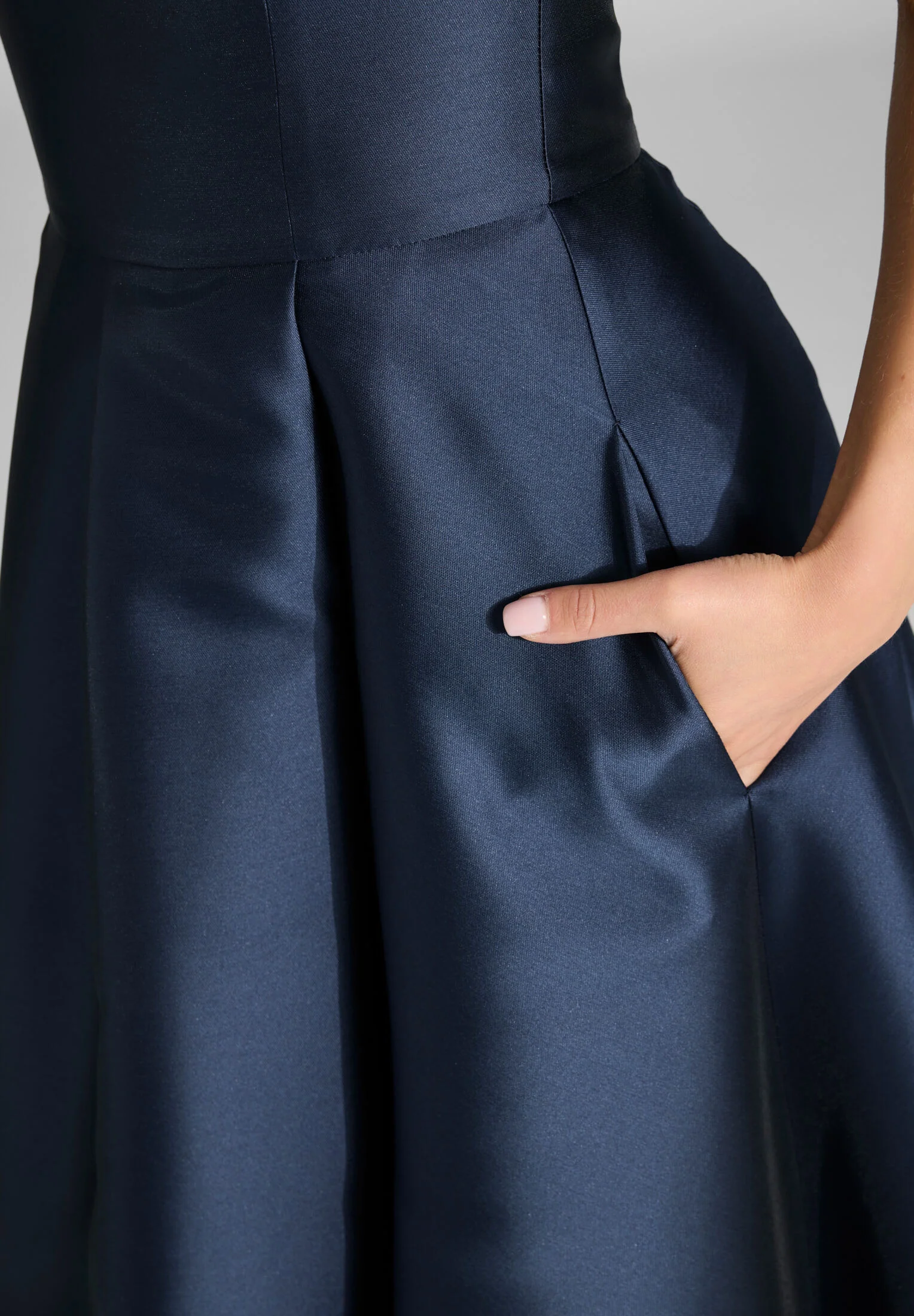 Abendkleid aus edlem Twill mit Korsage Oberteil - Image 4