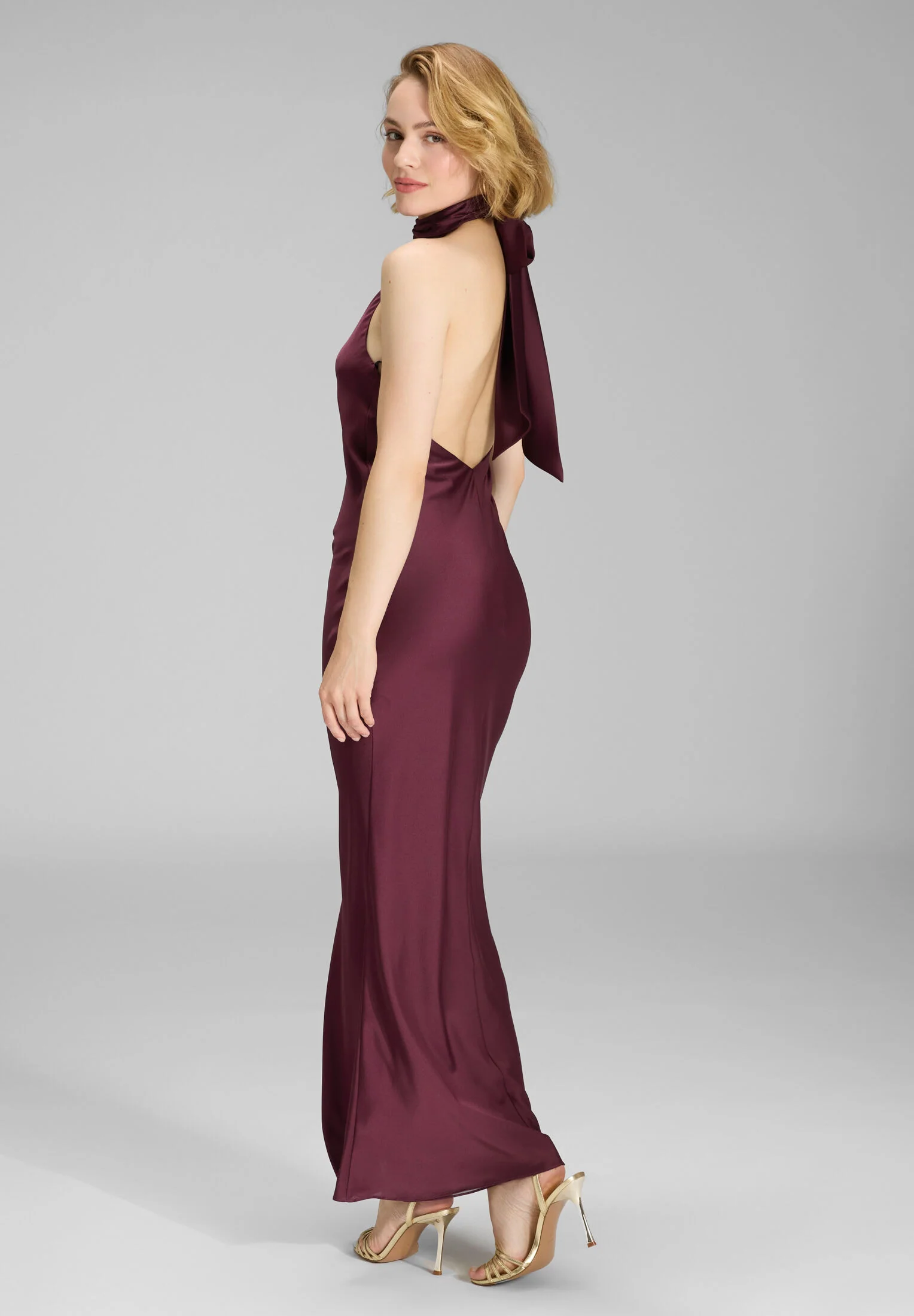 Abendkleid aus nachhaltigem Satin mit Stehkragen - Image 14