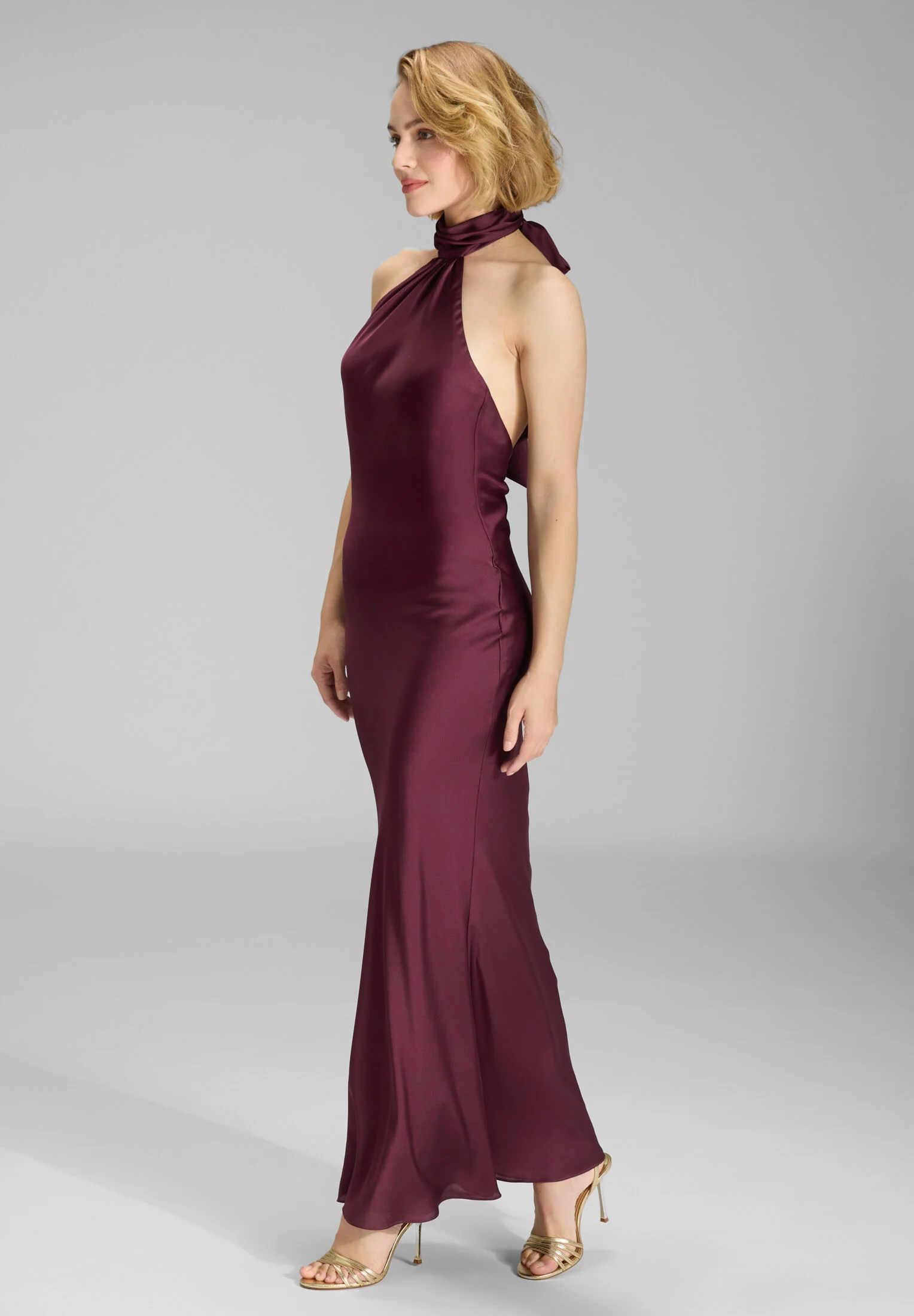 Abendkleid aus nachhaltigem Satin mit Stehkragen - Image 17