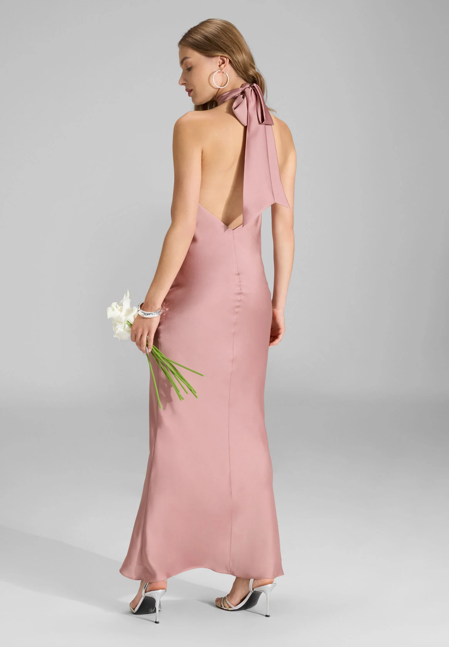 Abendkleid aus nachhaltigem Satin mit Stehkragen - Image 20