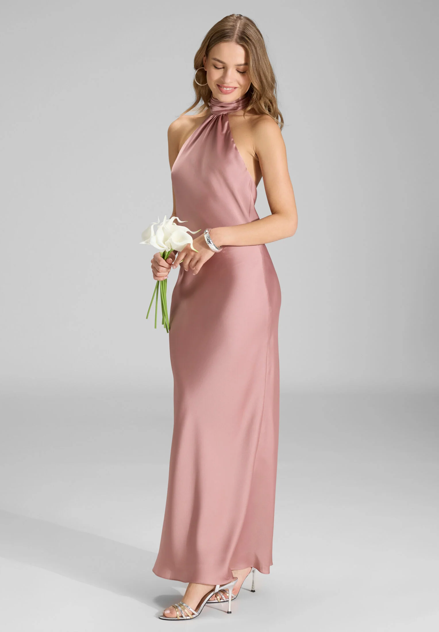 Abendkleid aus nachhaltigem Satin mit Stehkragen - Image 23