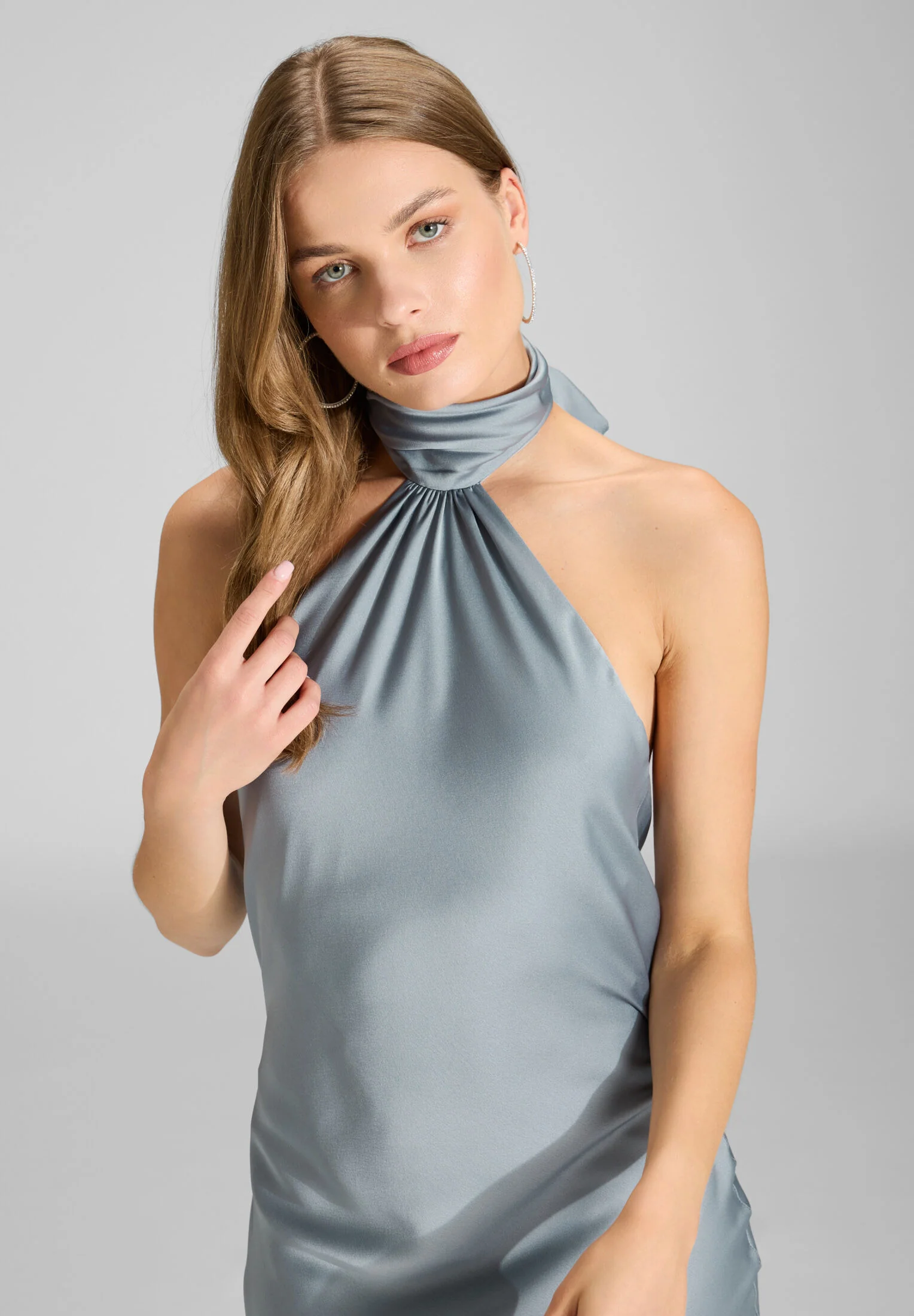 Abendkleid aus nachhaltigem Satin mit Stehkragen - Image 3