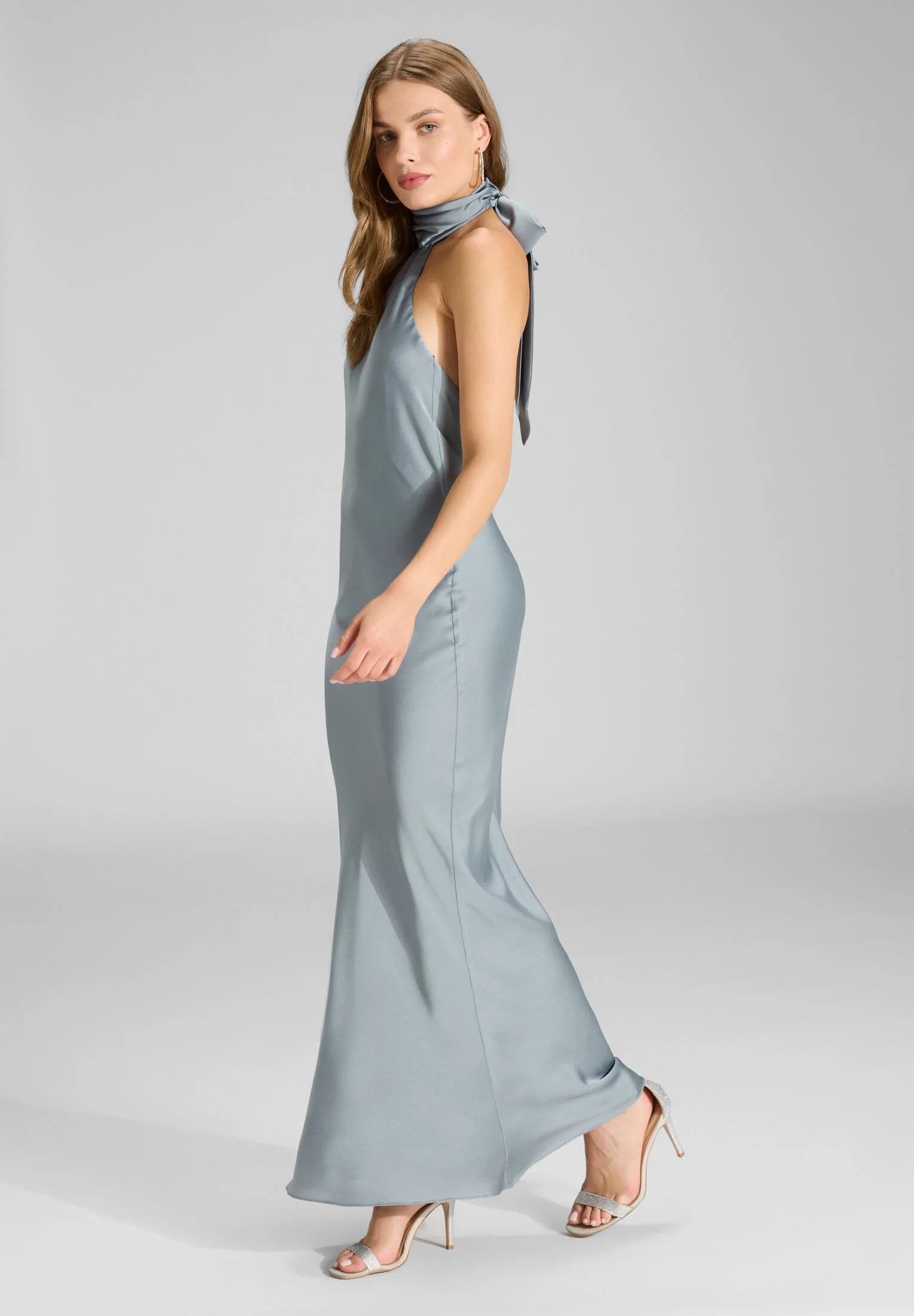 Abendkleid aus nachhaltigem Satin mit Stehkragen - Image 5