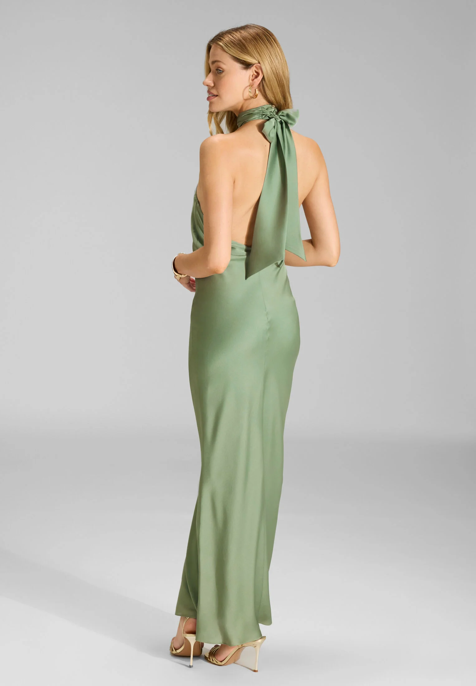 Abendkleid aus nachhaltigem Satin mit Stehkragen - Image 8