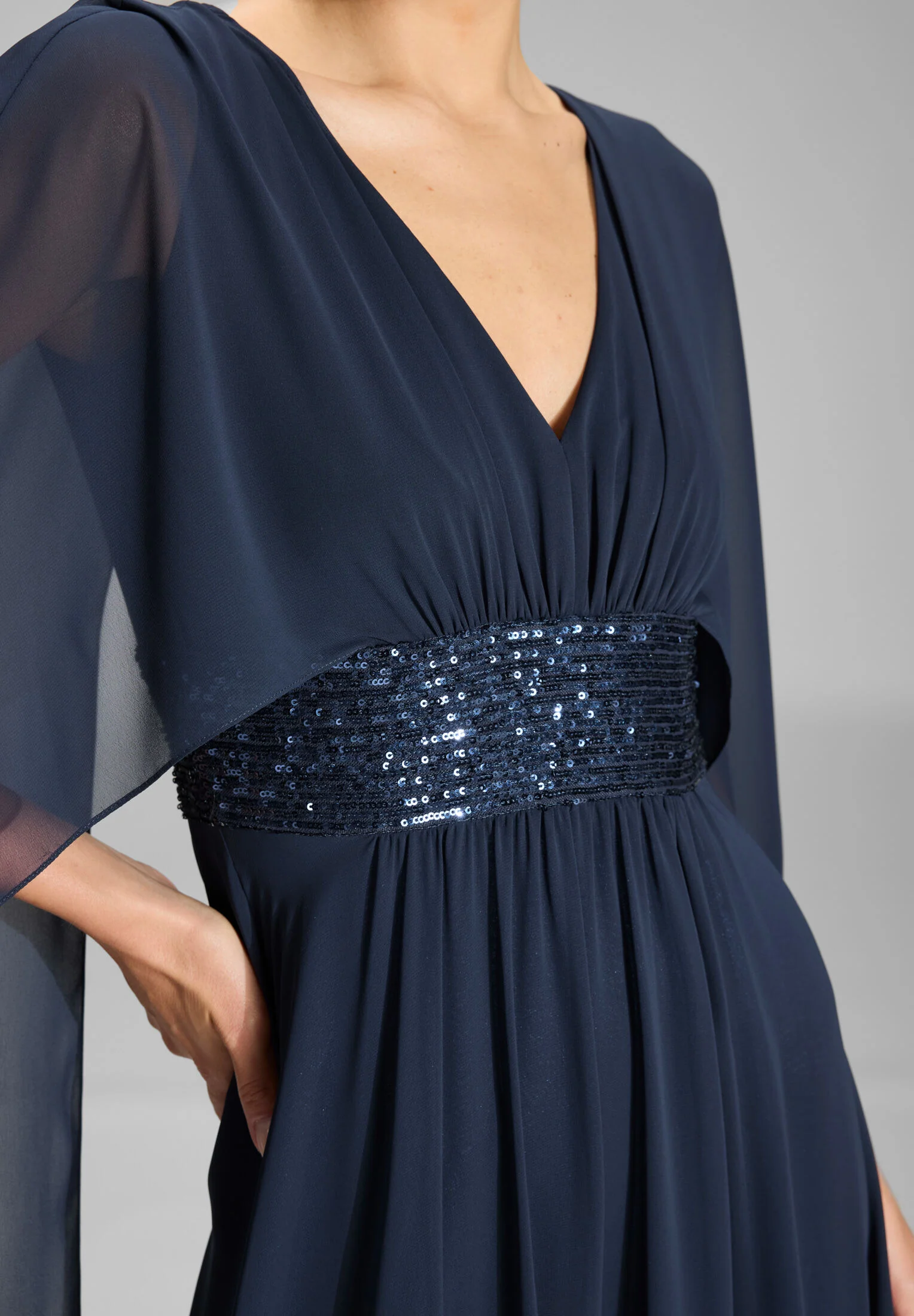 Abendkleid mit Cape aus Chiffon - Image 10