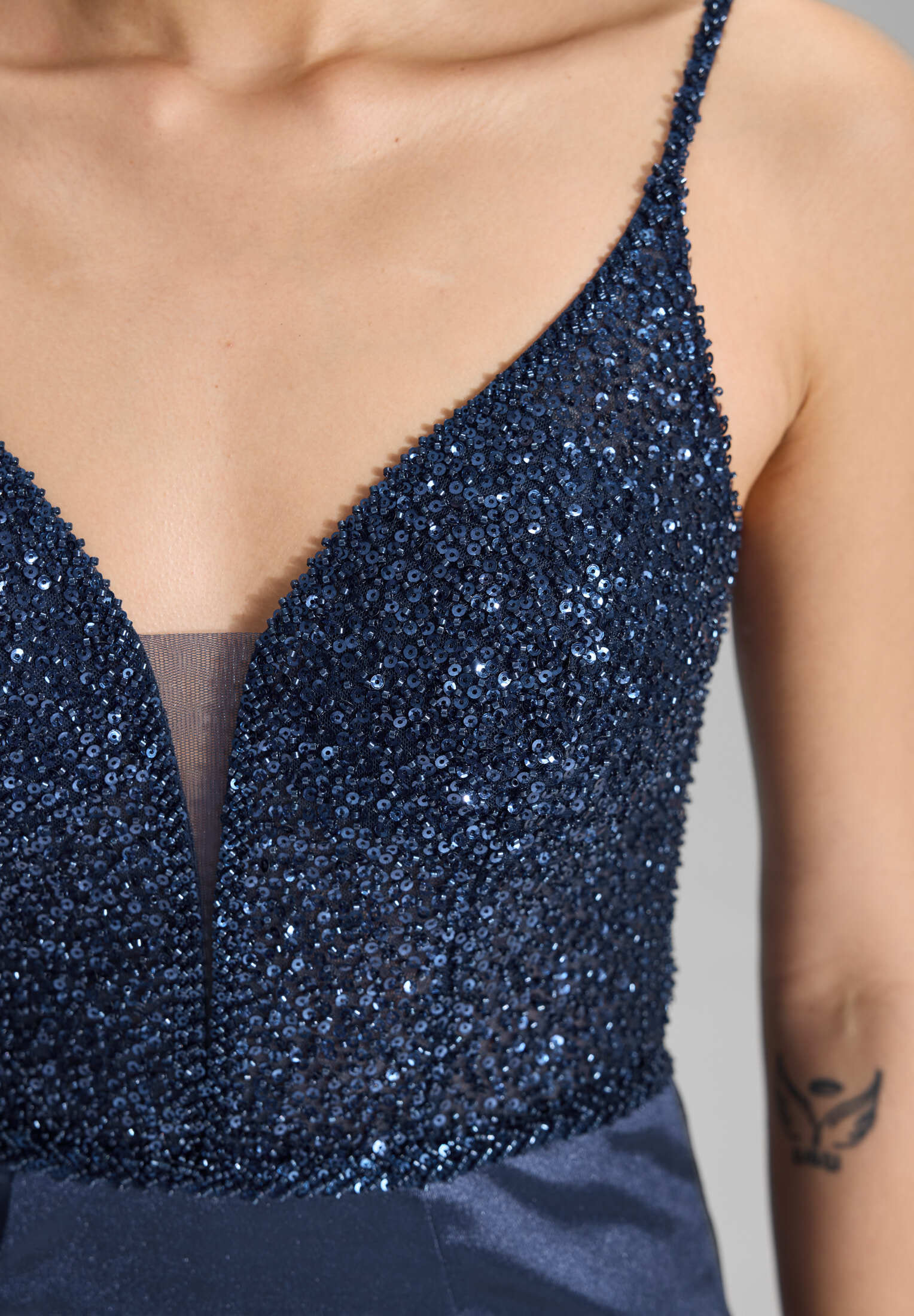 Abendkleid mit feiner Stickerei - Image 4