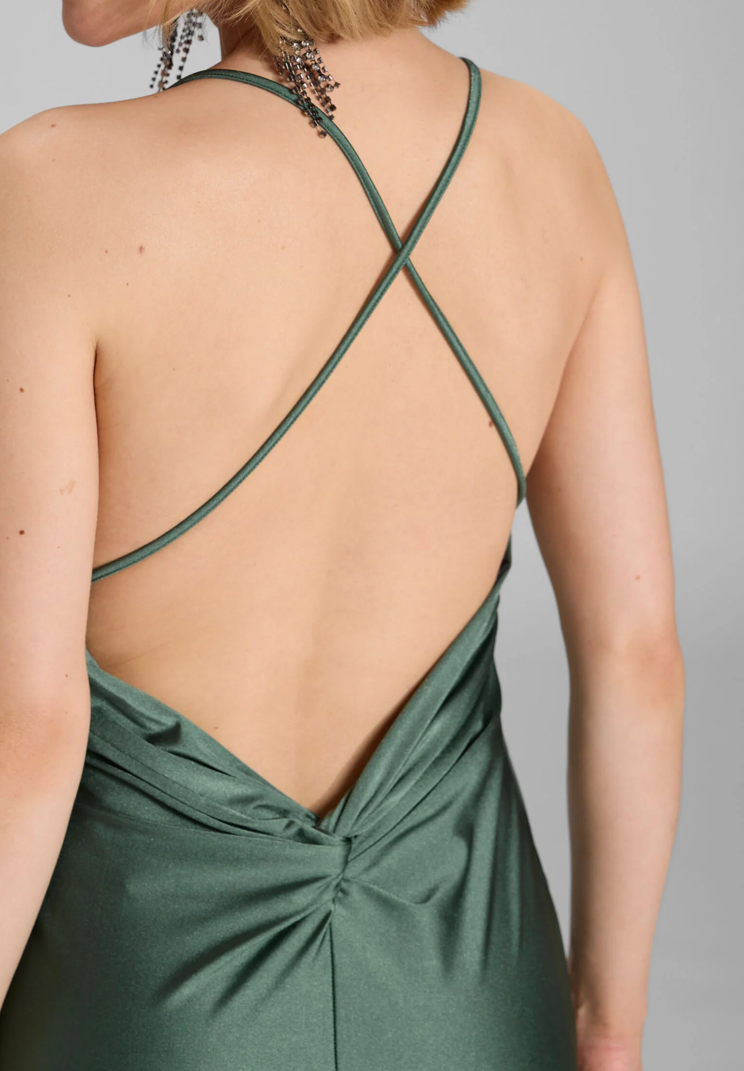 Abendkleid mit Knotendetail am Rücken aus Jersey Satin - Image 4