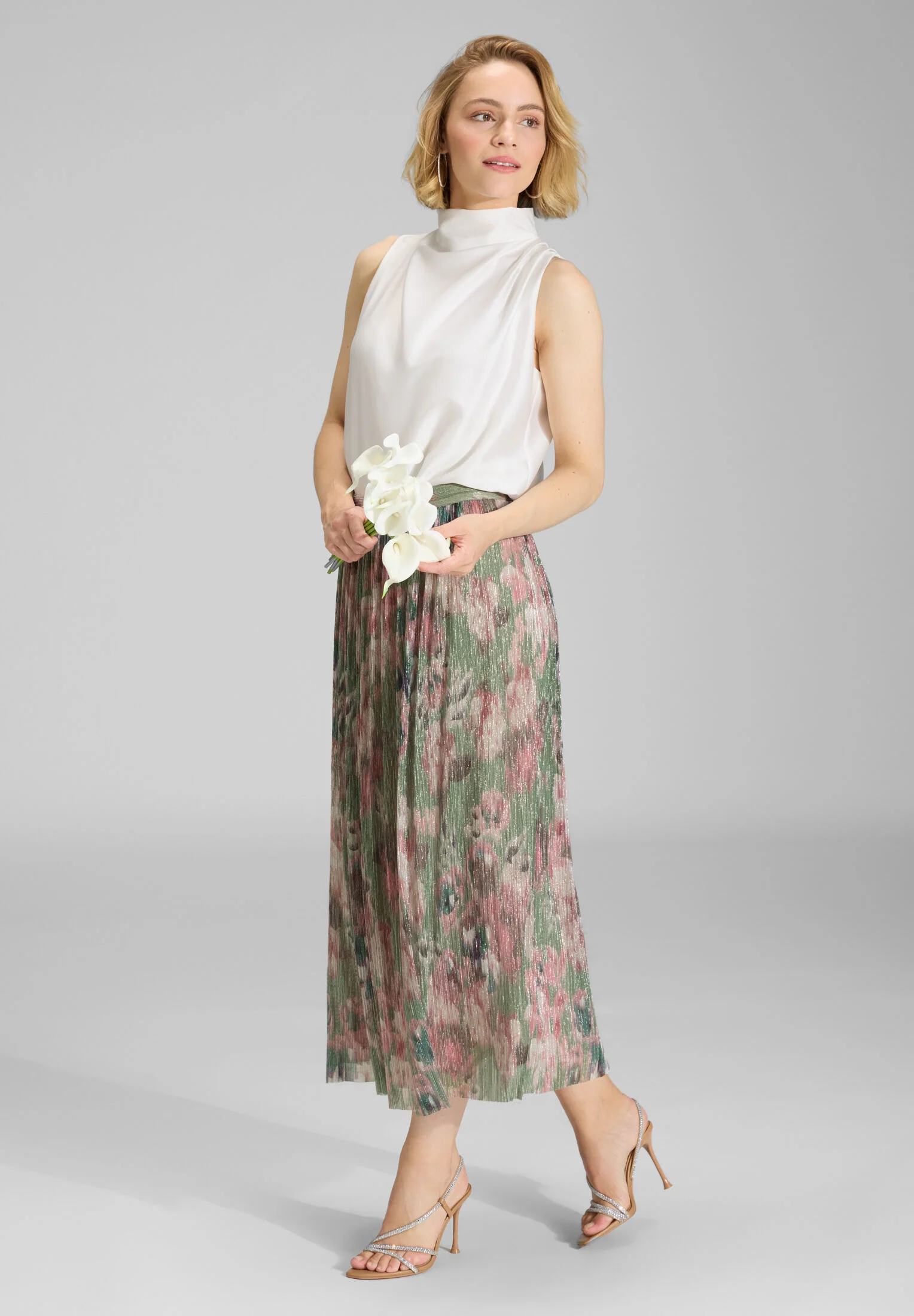 Ärmelloses Top aus nachhaltigem Satin mit Drapierung am Kragen - Image 11