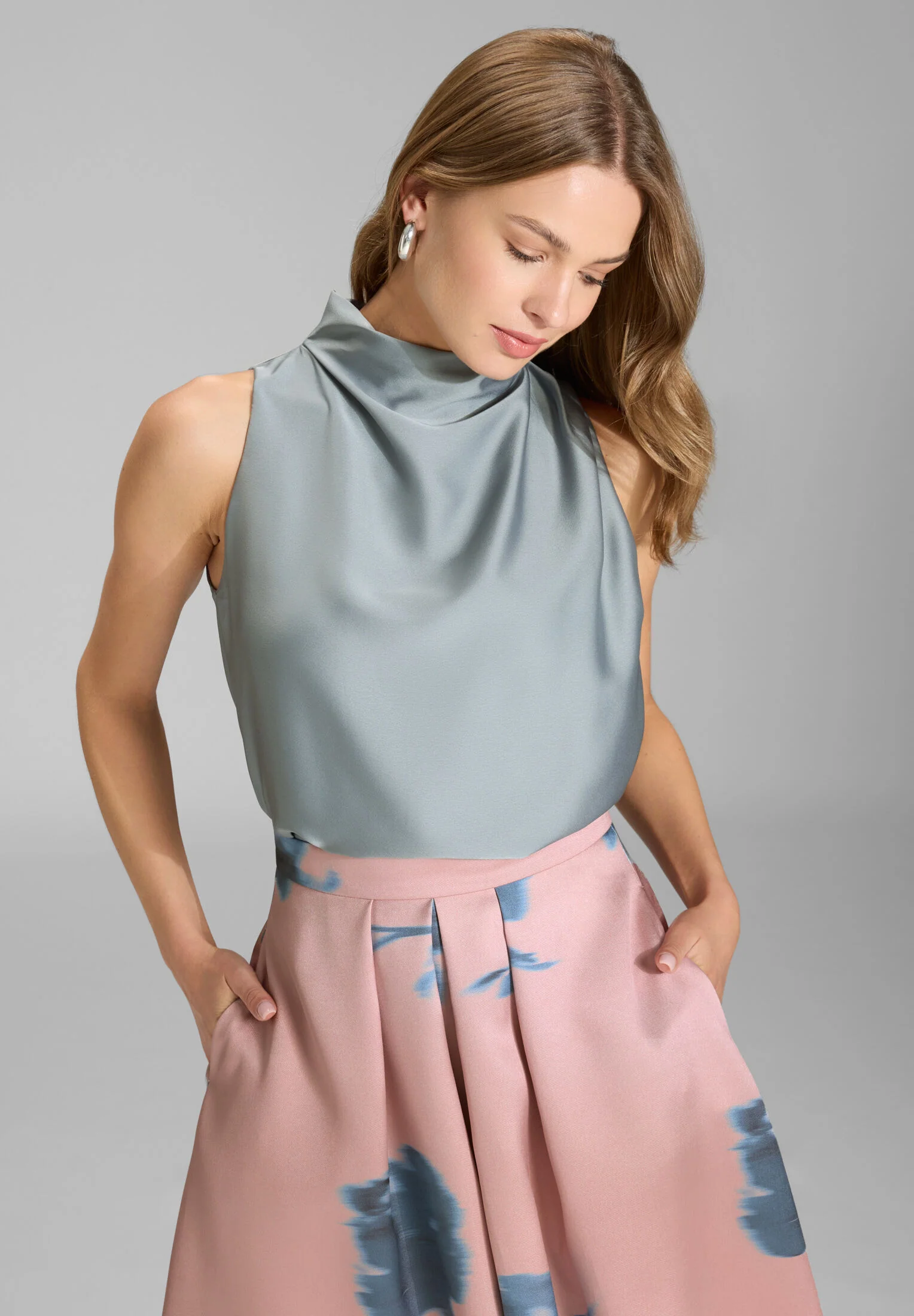 Ärmelloses Top aus nachhaltigem Satin mit Drapierung am Kragen - Image 3