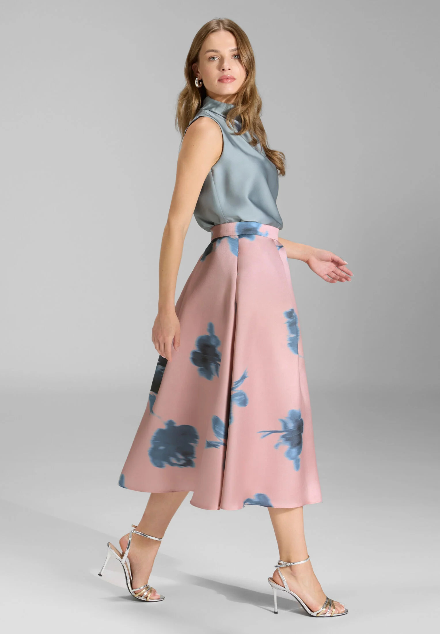 Ärmelloses Top aus nachhaltigem Satin mit Drapierung am Kragen - Image 5