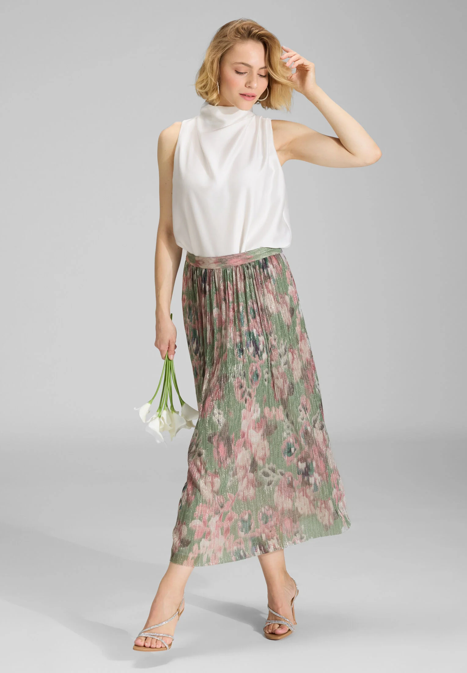 Ärmelloses Top aus nachhaltigem Satin mit Drapierung am Kragen - Image 7