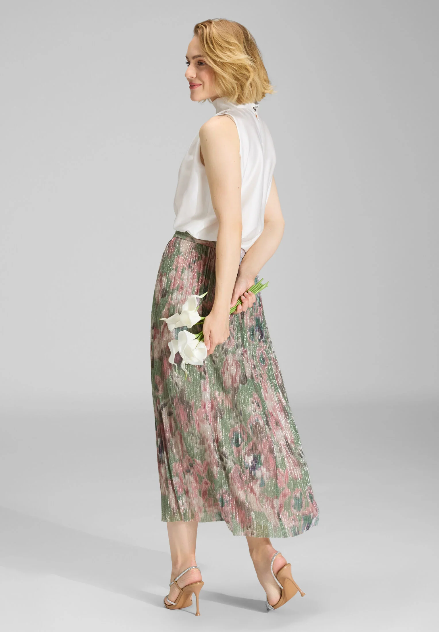 Ärmelloses Top aus nachhaltigem Satin mit Drapierung am Kragen - Image 8