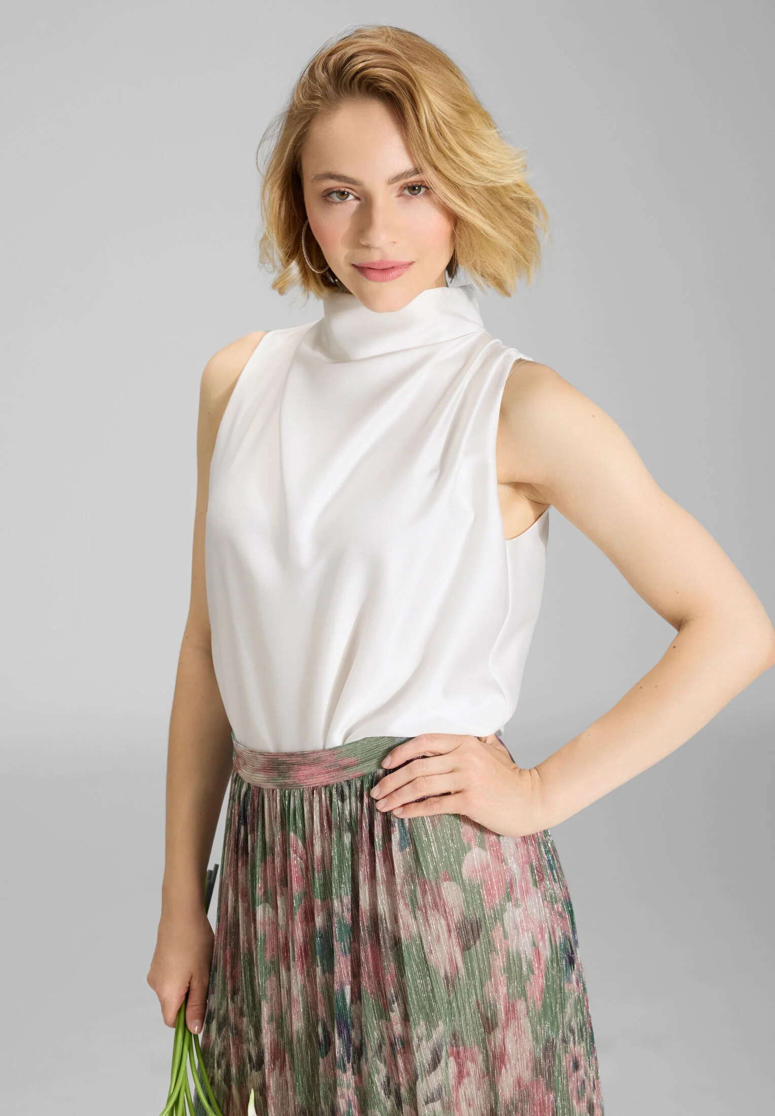 Ärmelloses Top aus nachhaltigem Satin mit Drapierung am Kragen - Image 9