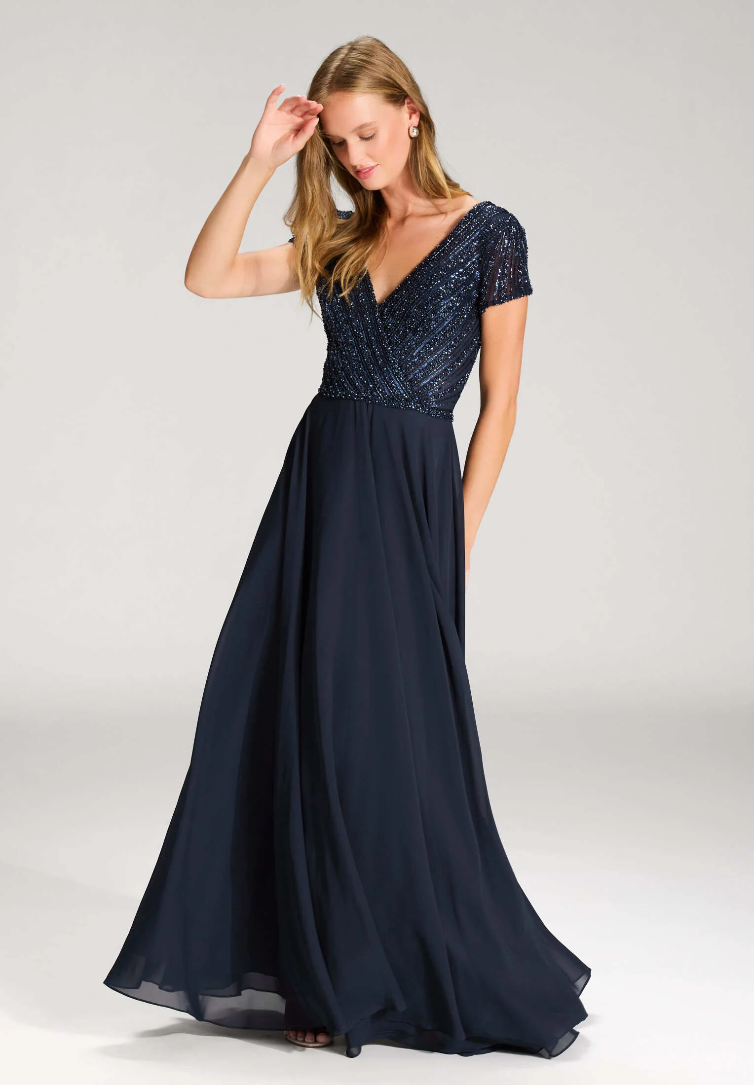 Besticktes Chiffonkleid mit kurzen Ärmeln - Image 5