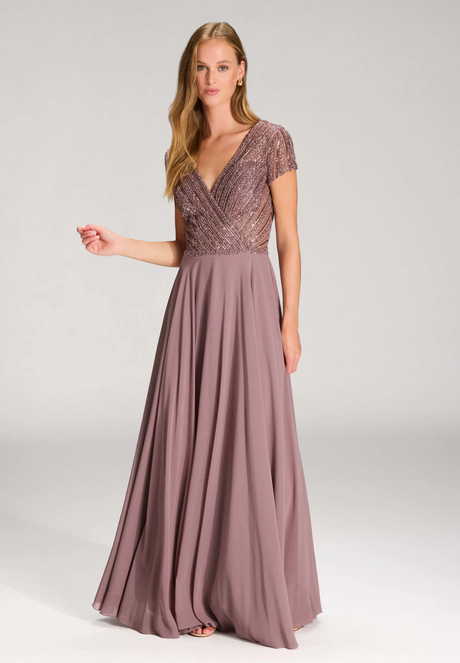 Besticktes Chiffonkleid mit kurzen Ärmeln - Image 7
