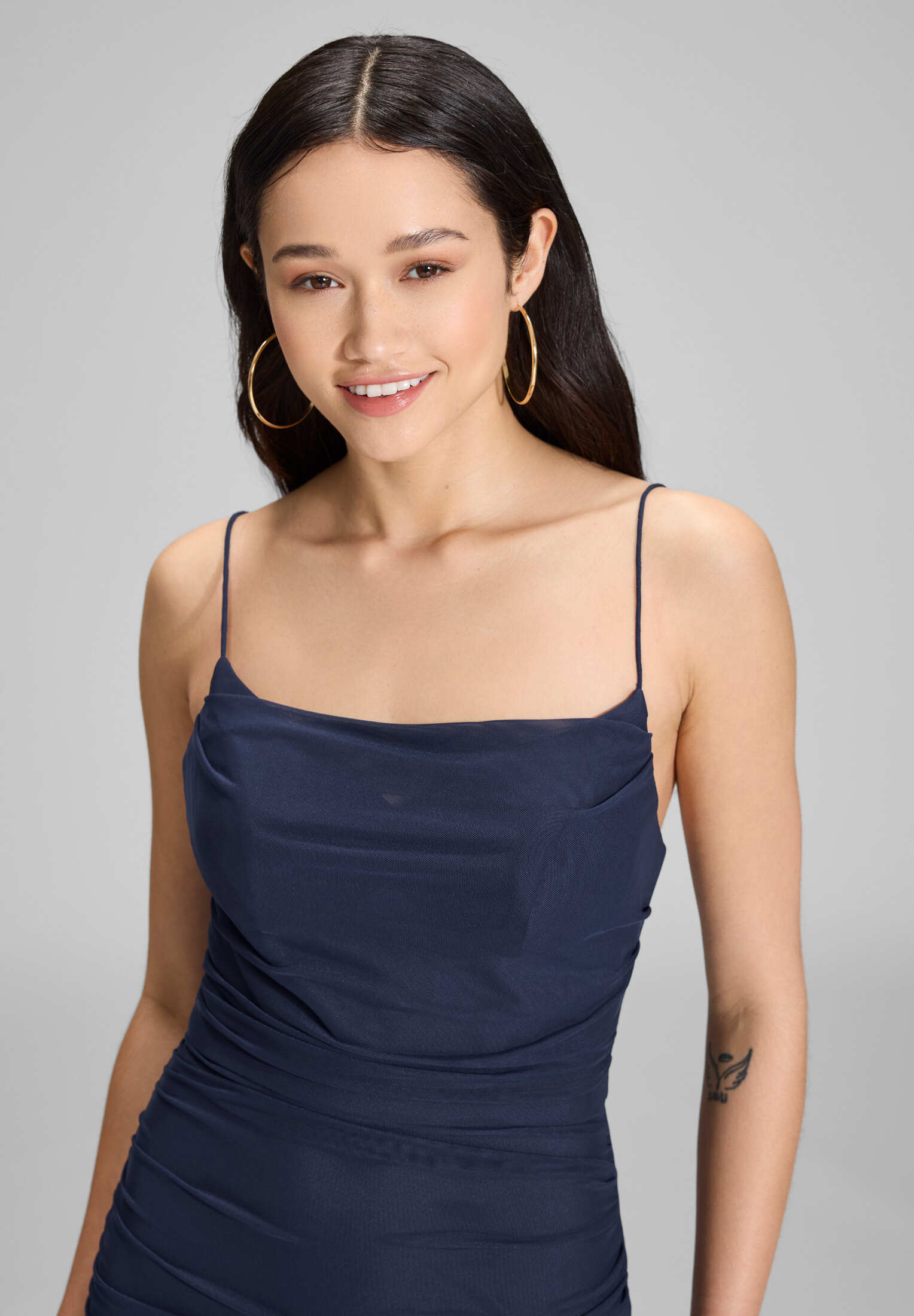 Bodycon-Kleid mit feinen Raffungen - Image 15