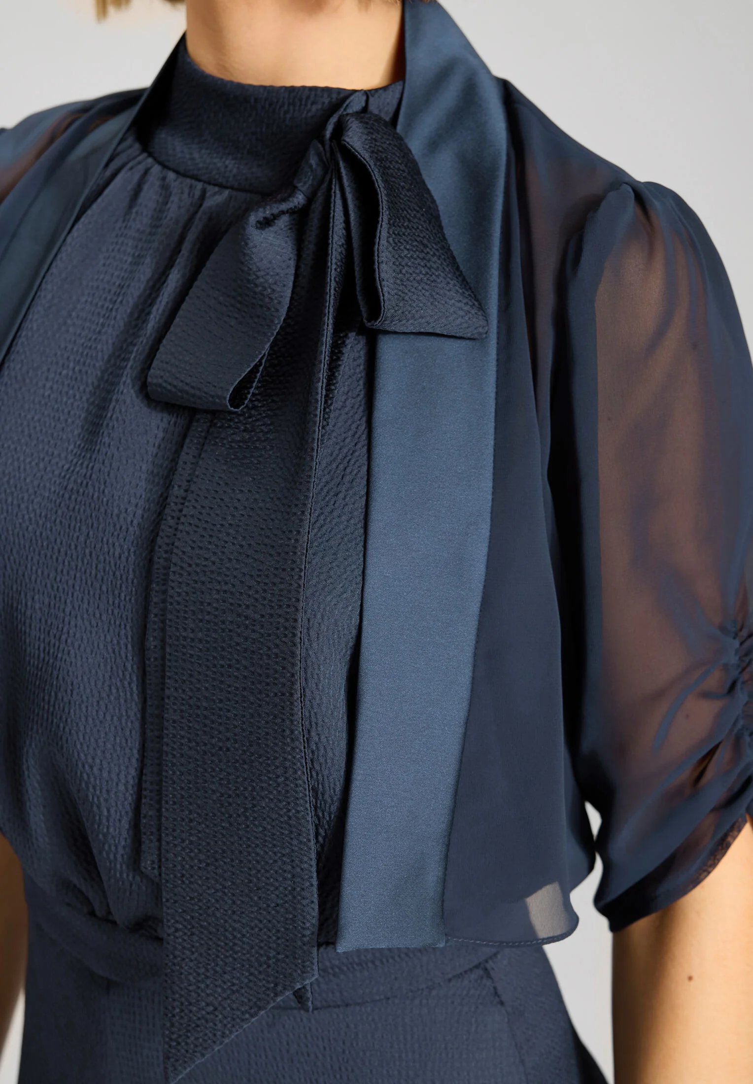 Chiffon Bolero mit Satin Blende - Image 4