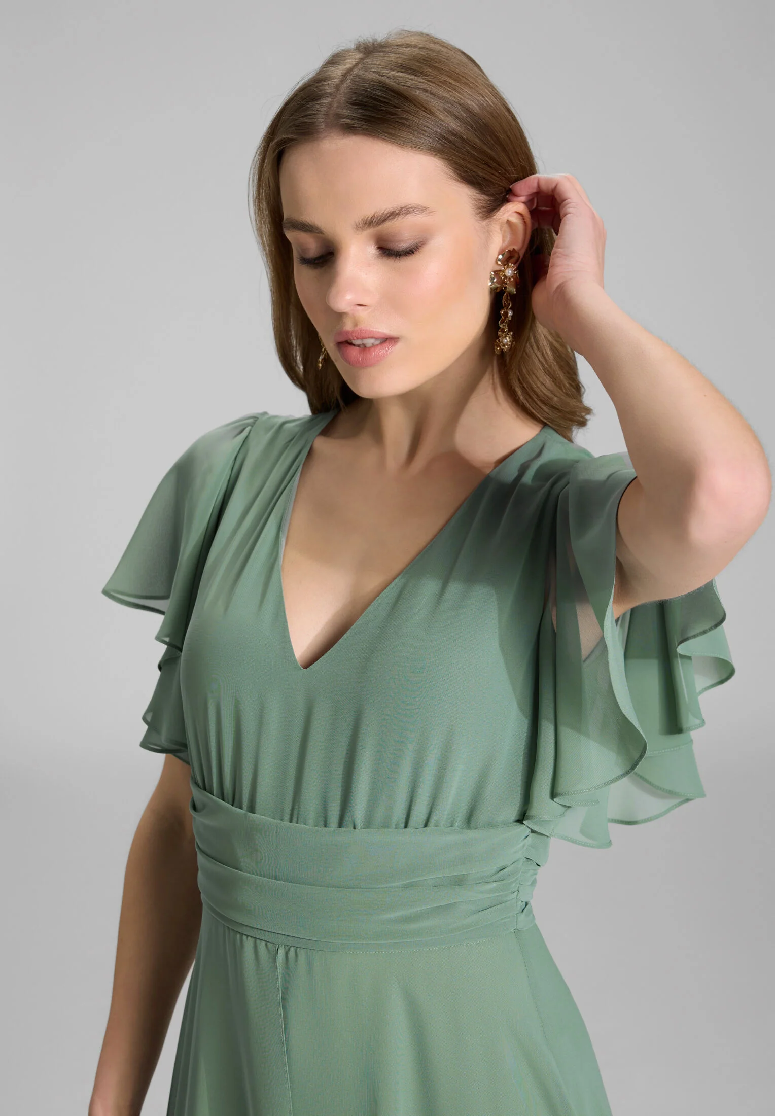 Chiffon Jumpsuit mit Überrock und Volantärmeln - Image 21