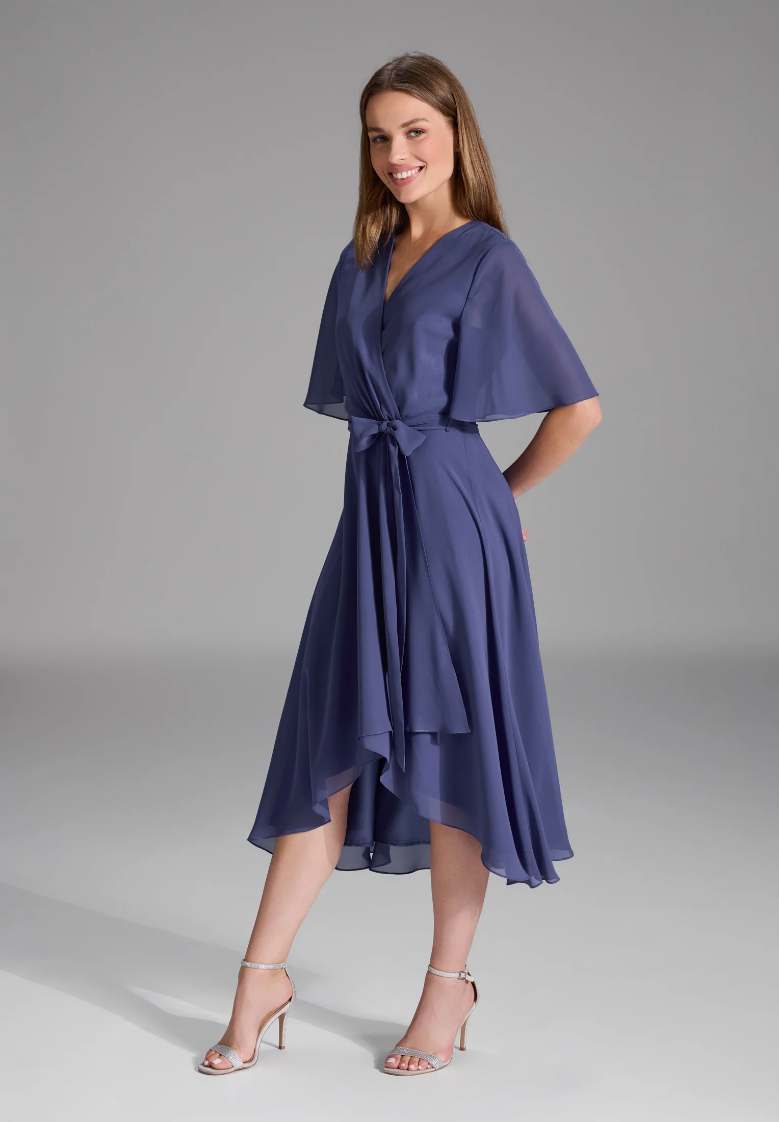 Chiffon Kleid in Wickel Optik mit Vokuhila Saum - Image 11