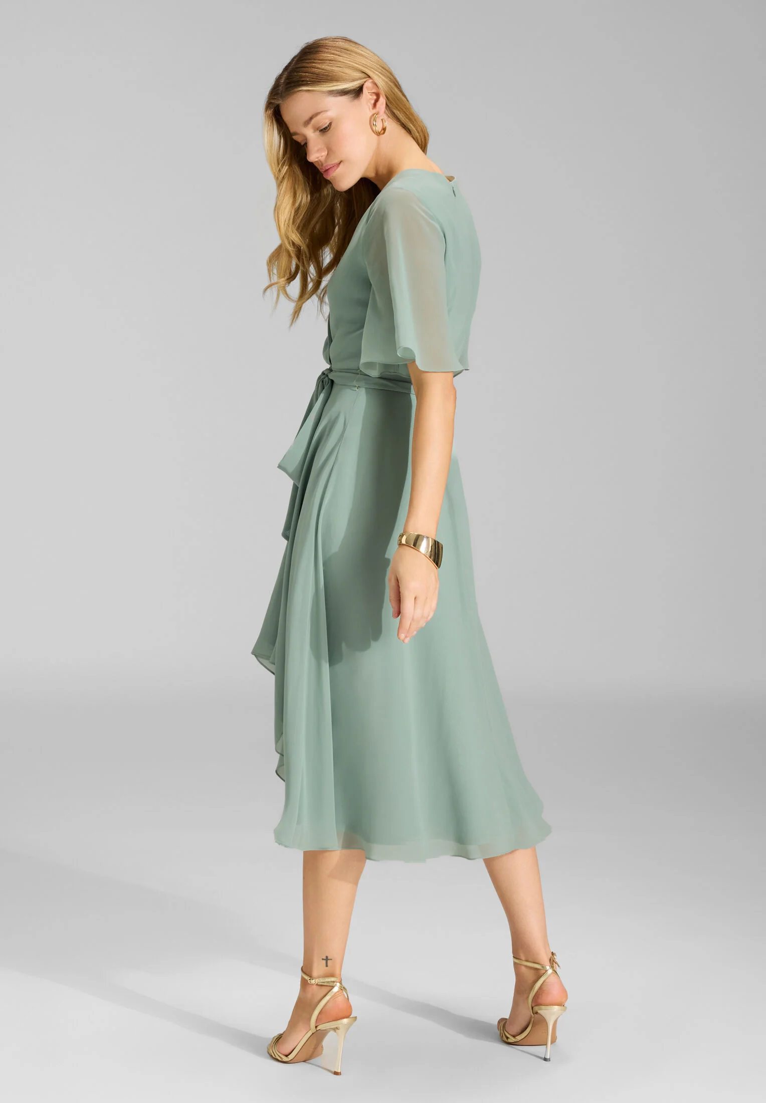 Chiffon Kleid in Wickel Optik mit Vokuhila Saum - Image 14