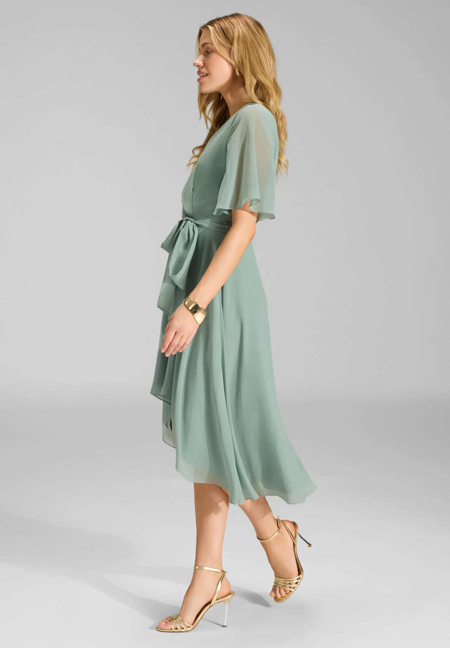 Chiffon Kleid in Wickel Optik mit Vokuhila Saum - Image 17