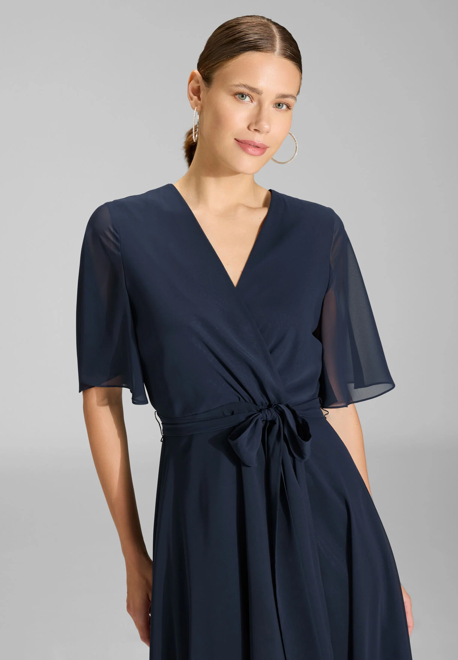 Chiffon Kleid in Wickel Optik mit Vokuhila Saum - Image 3