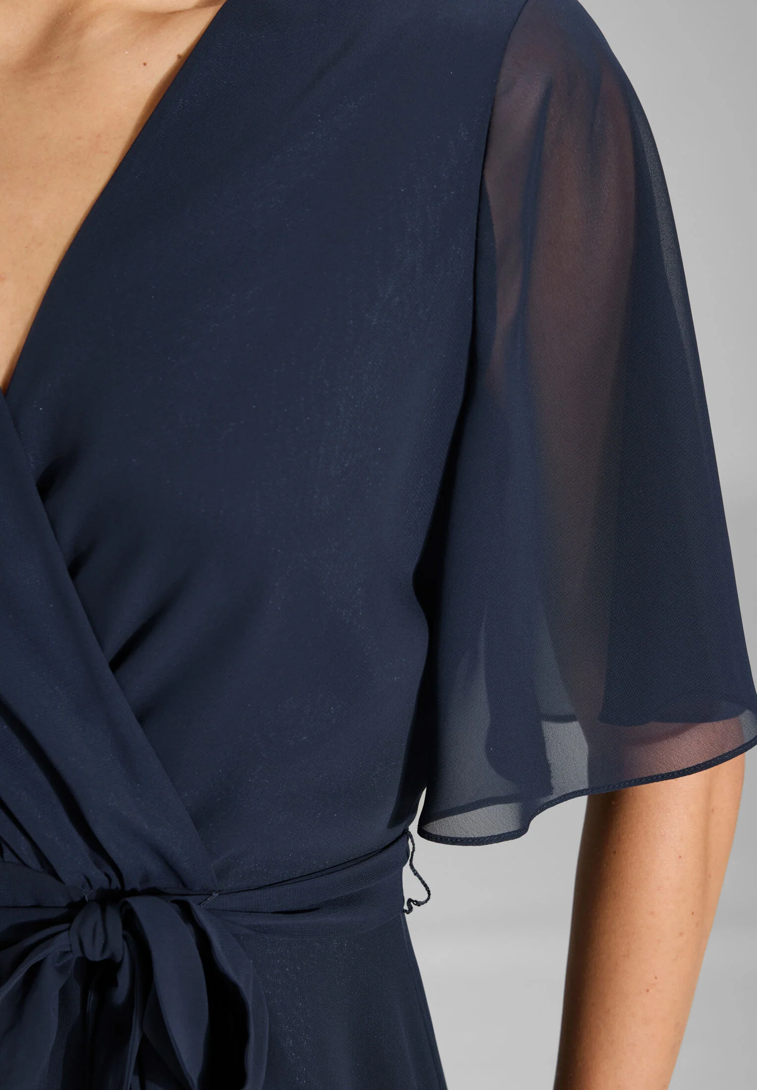 Chiffon Kleid in Wickel Optik mit Vokuhila Saum - Image 4