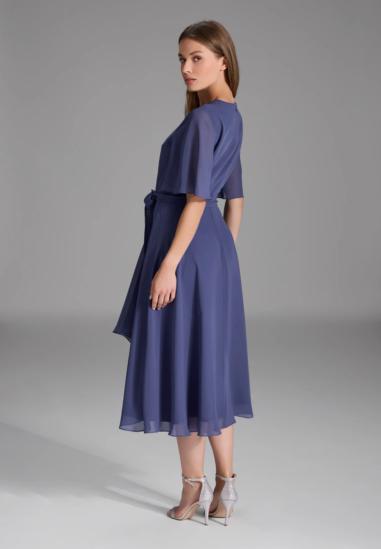 Chiffon Kleid in Wickel Optik mit Vokuhila Saum - Image 8