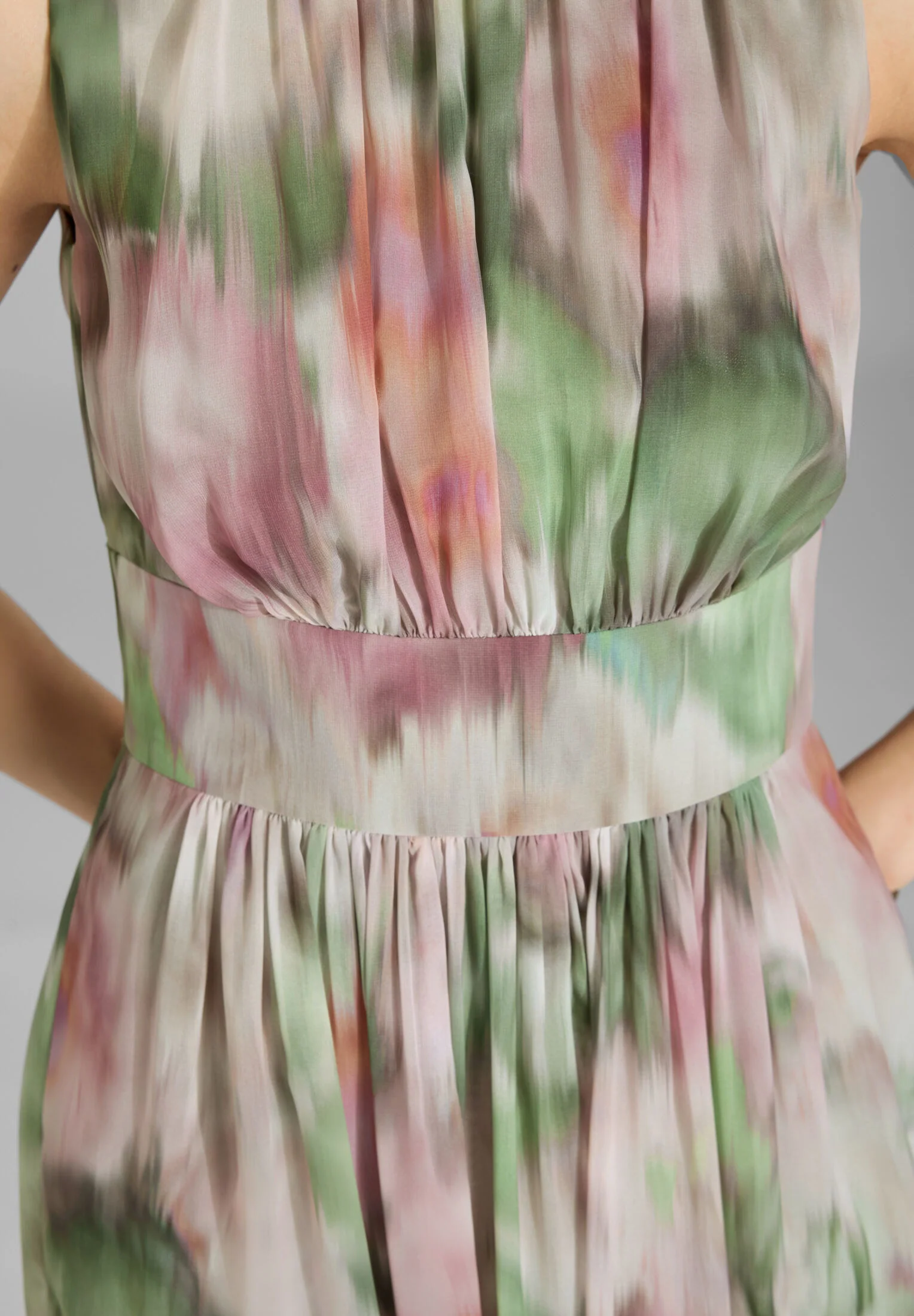 Cocktailkleid aus bedrucktem Chiffon mit Taillenpasse - Image 4