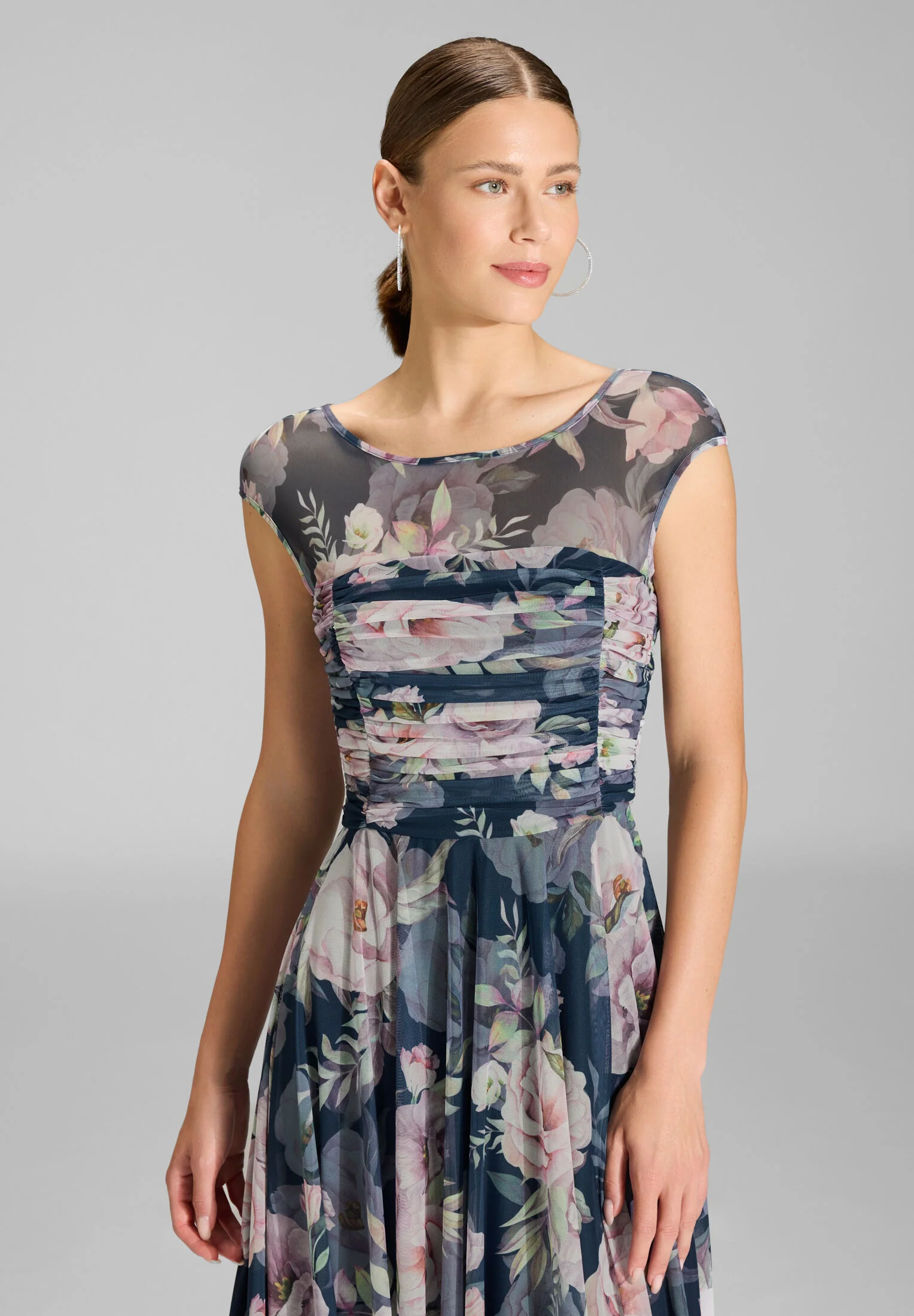 Cocktailkleid aus bedrucktem Mesh mit geraffter Korsage - Image 3