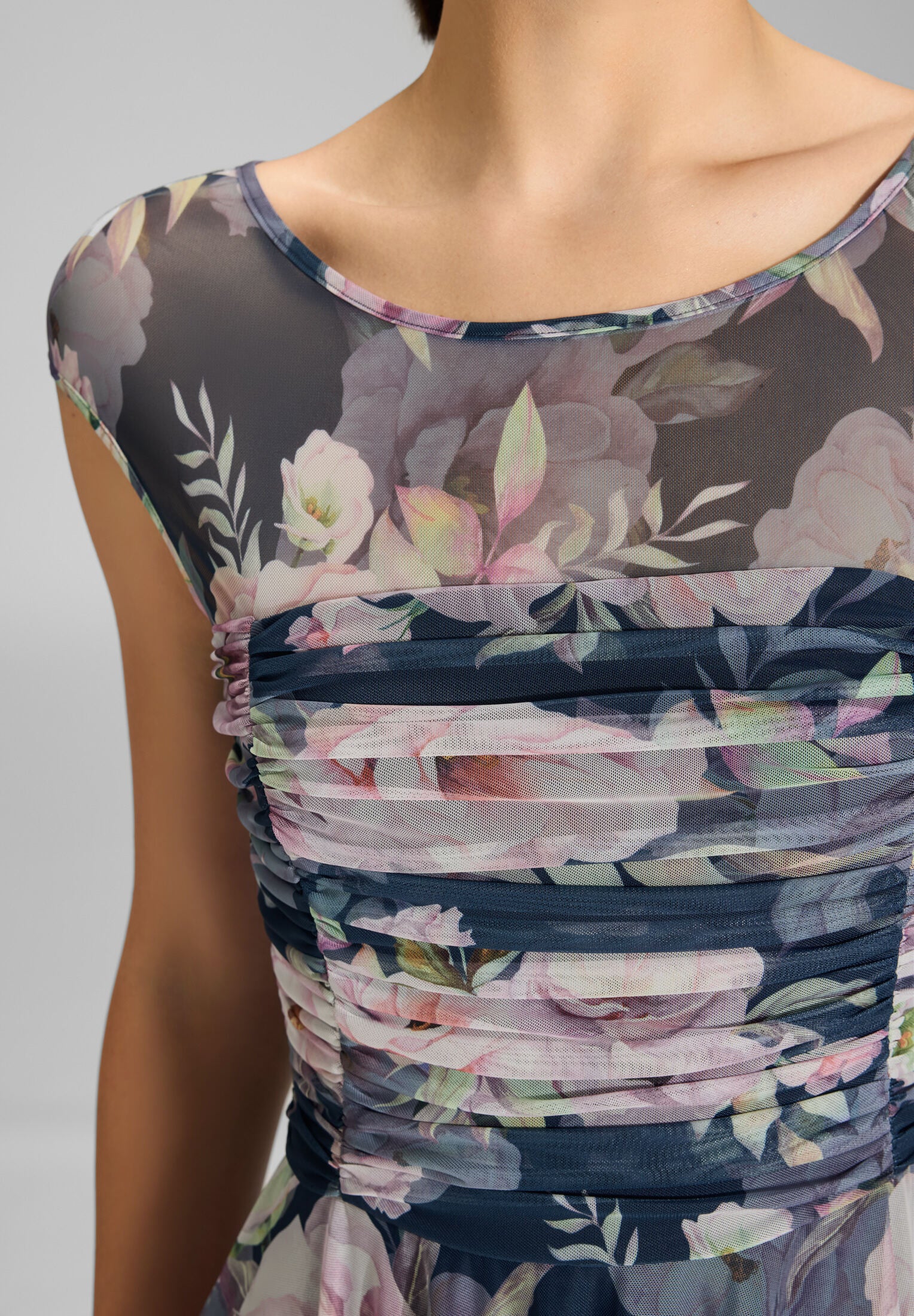 Cocktailkleid aus bedrucktem Mesh mit geraffter Korsage - Image 4