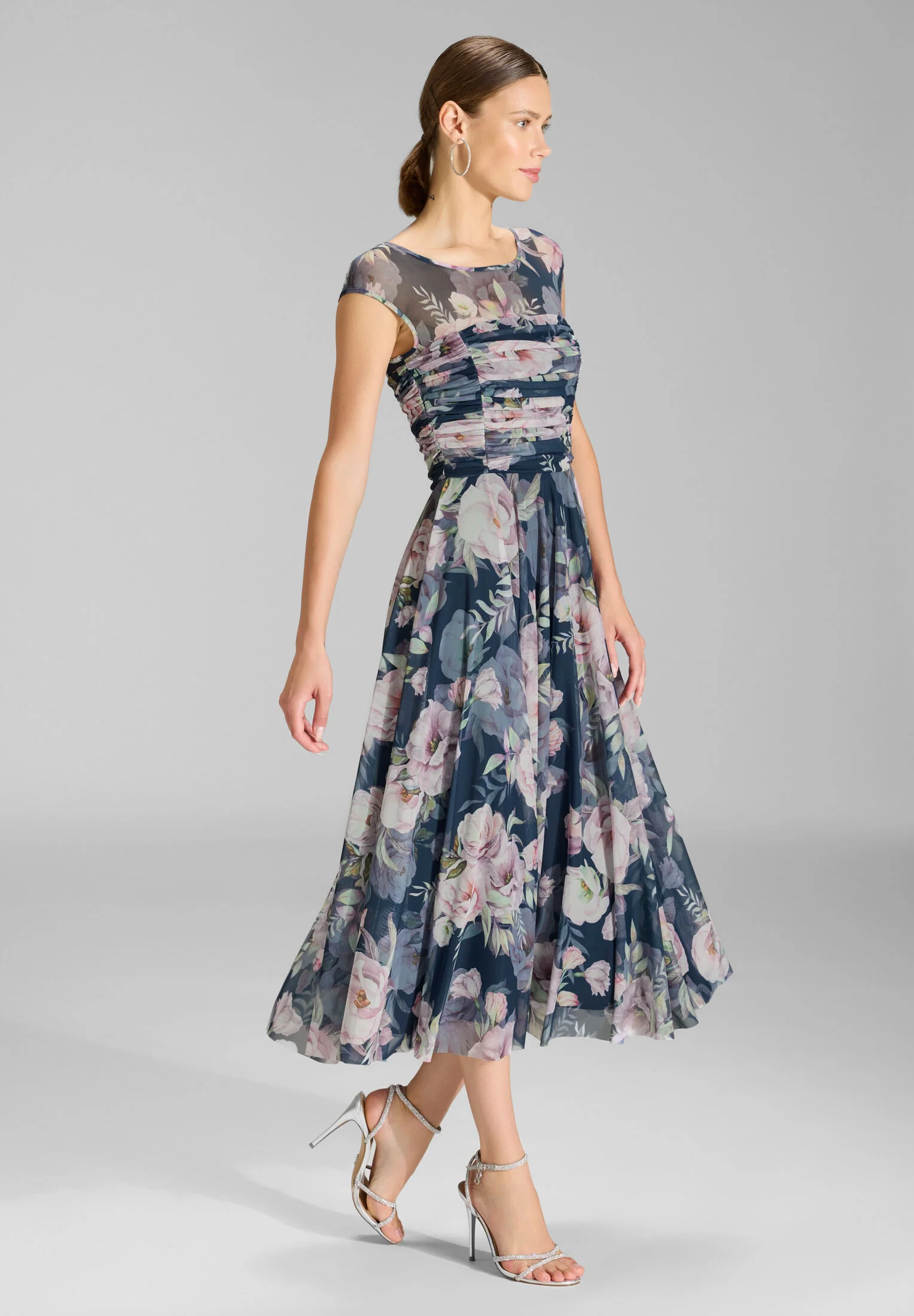 Cocktailkleid aus bedrucktem Mesh mit geraffter Korsage - Image 5