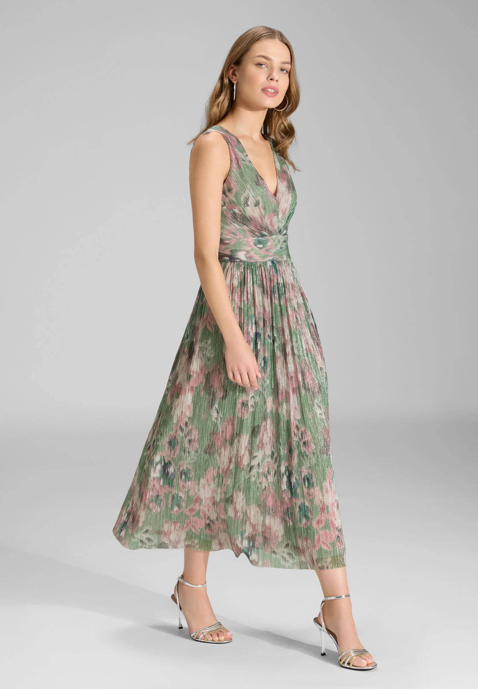 Cocktailkleid aus bedrucktem Plissee Jersey mit V-Ausschnitt - Image 11