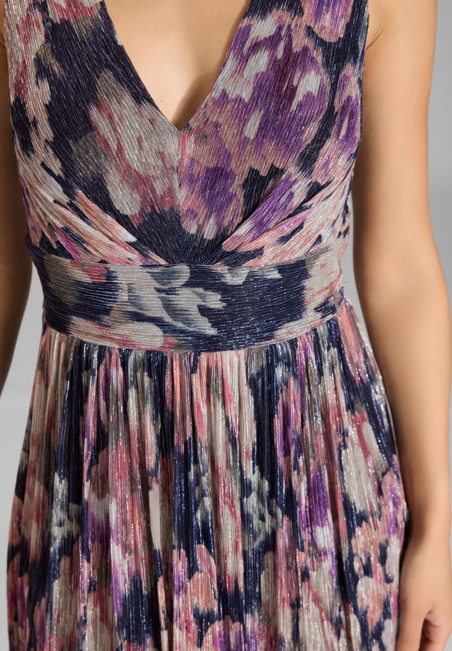 Cocktailkleid aus bedrucktem Plissee Jersey mit V-Ausschnitt - Image 4