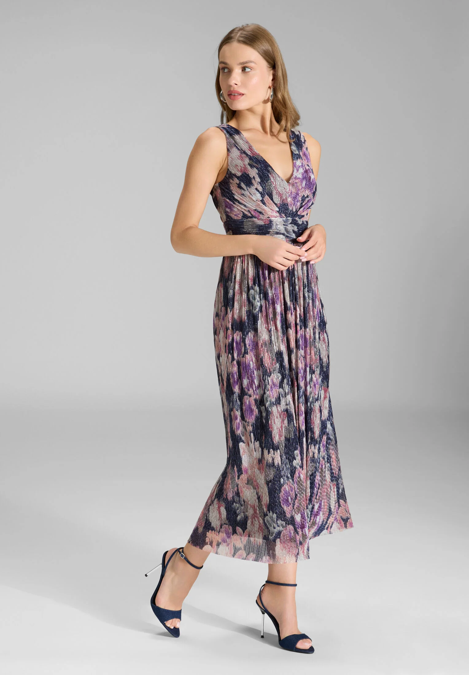 Cocktailkleid aus bedrucktem Plissee Jersey mit V-Ausschnitt - Image 5