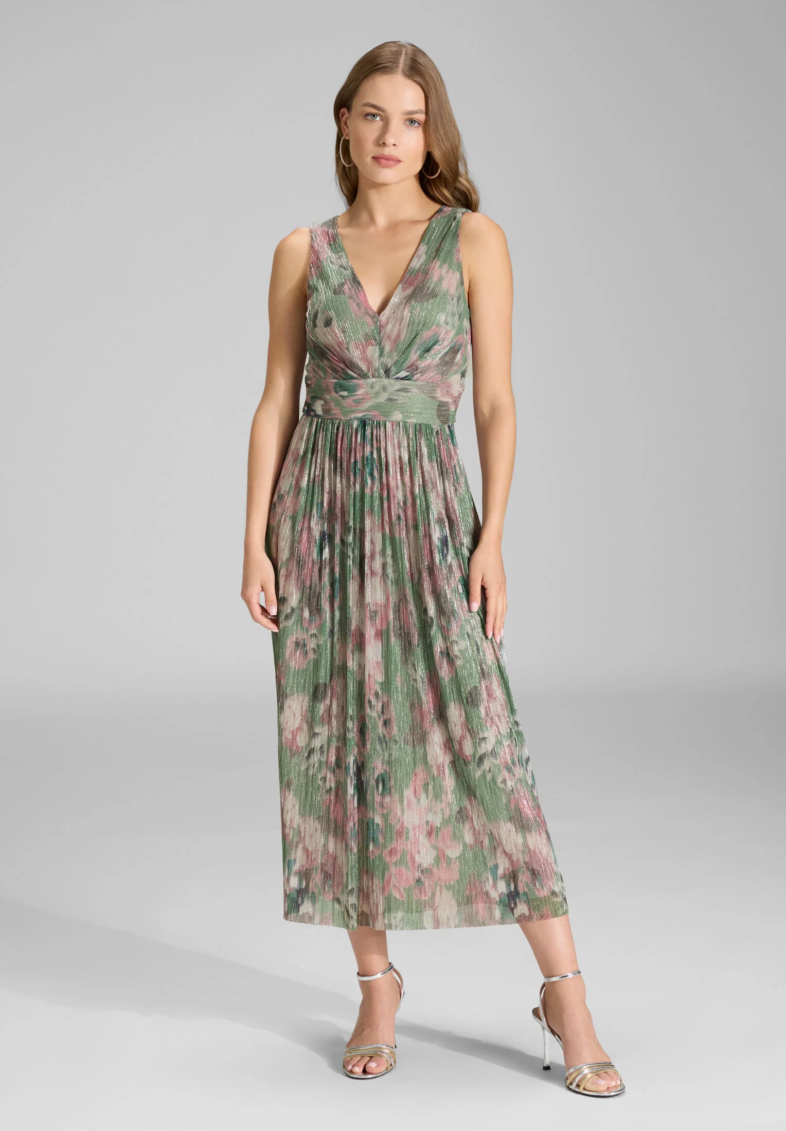 Cocktailkleid aus bedrucktem Plissee Jersey mit V-Ausschnitt - Image 7