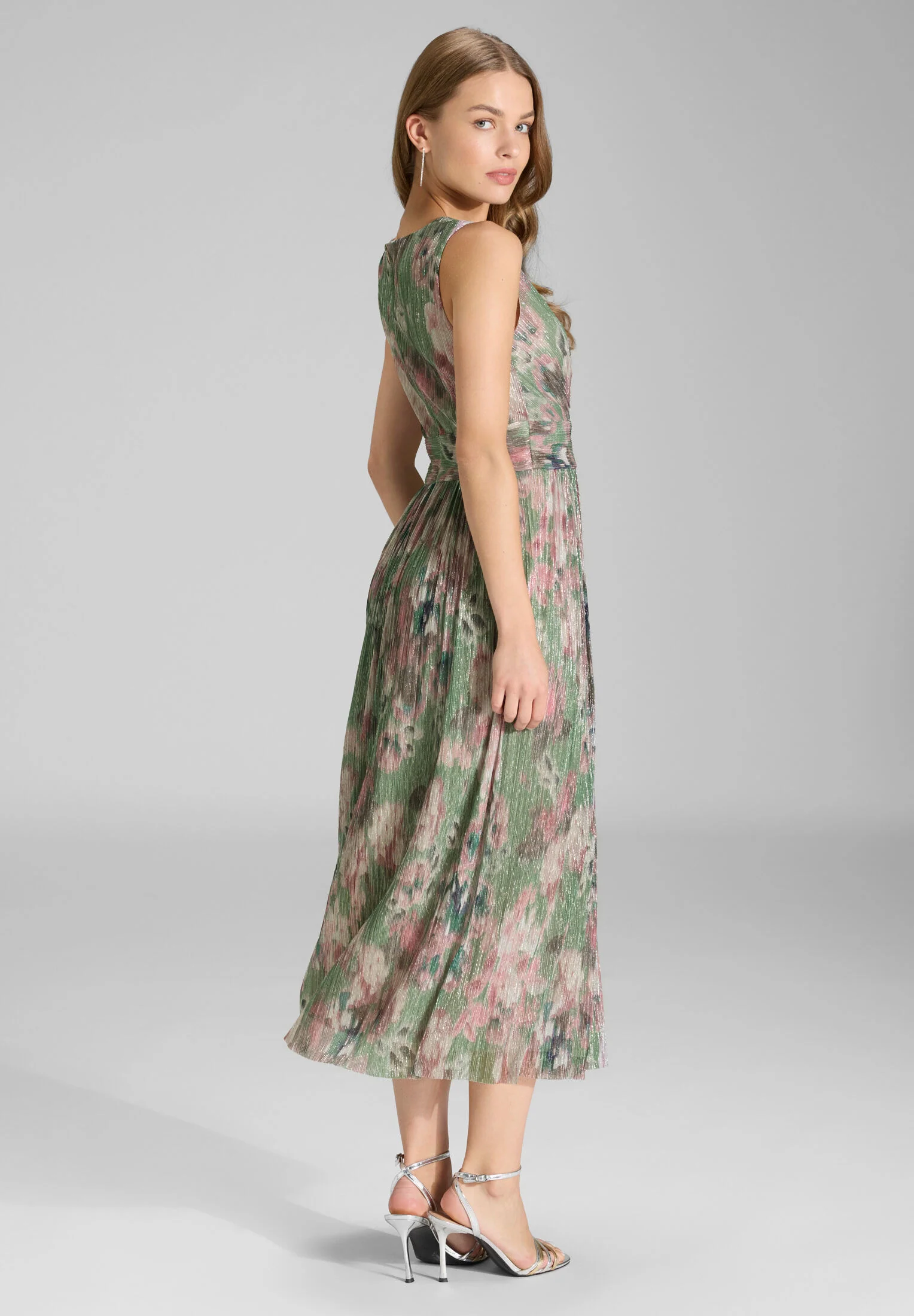 Cocktailkleid aus bedrucktem Plissee Jersey mit V-Ausschnitt - Image 8