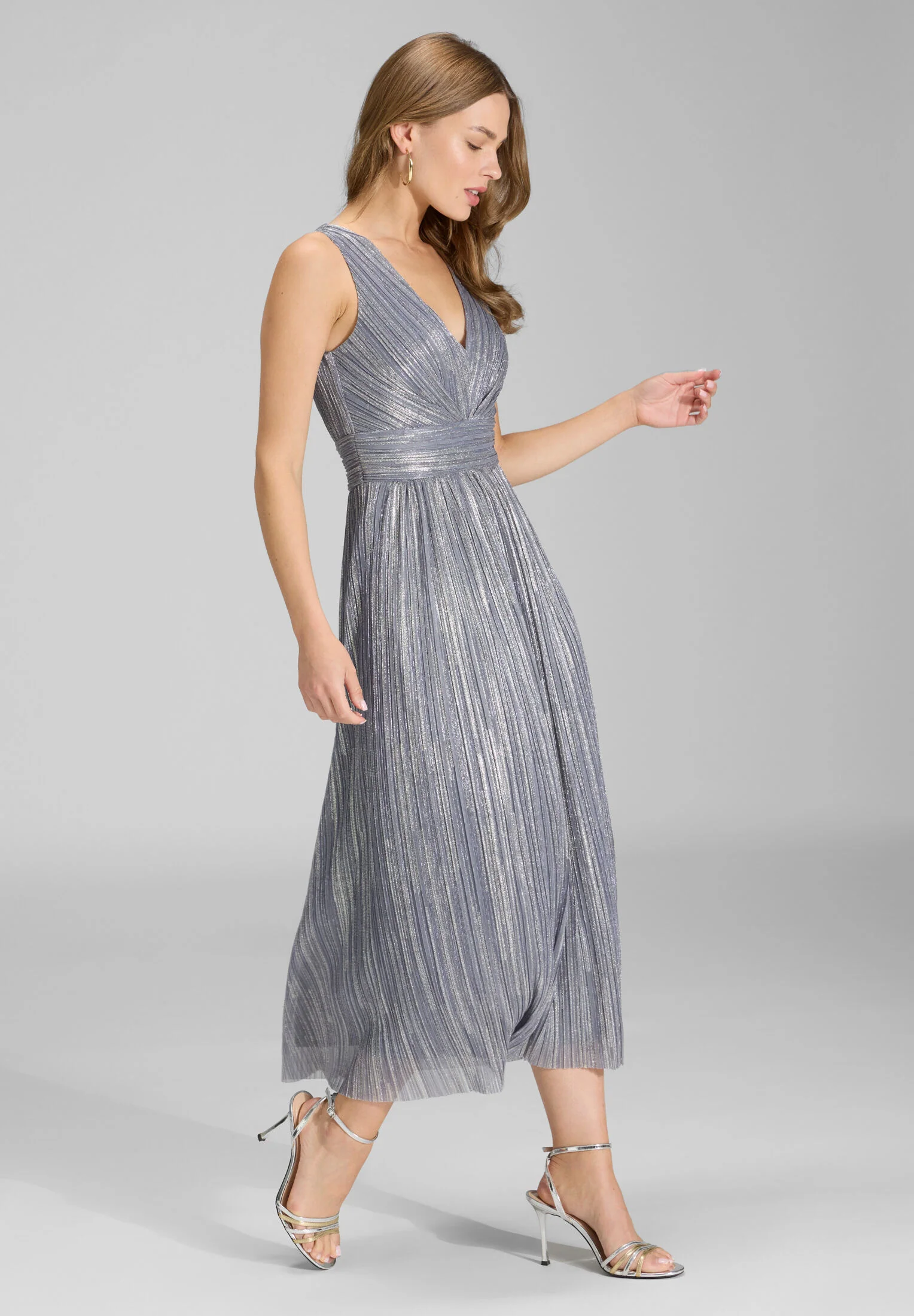 Cocktailkleid aus glänzendem Plissee Jersey mit V-Ausschnitt - Image 5