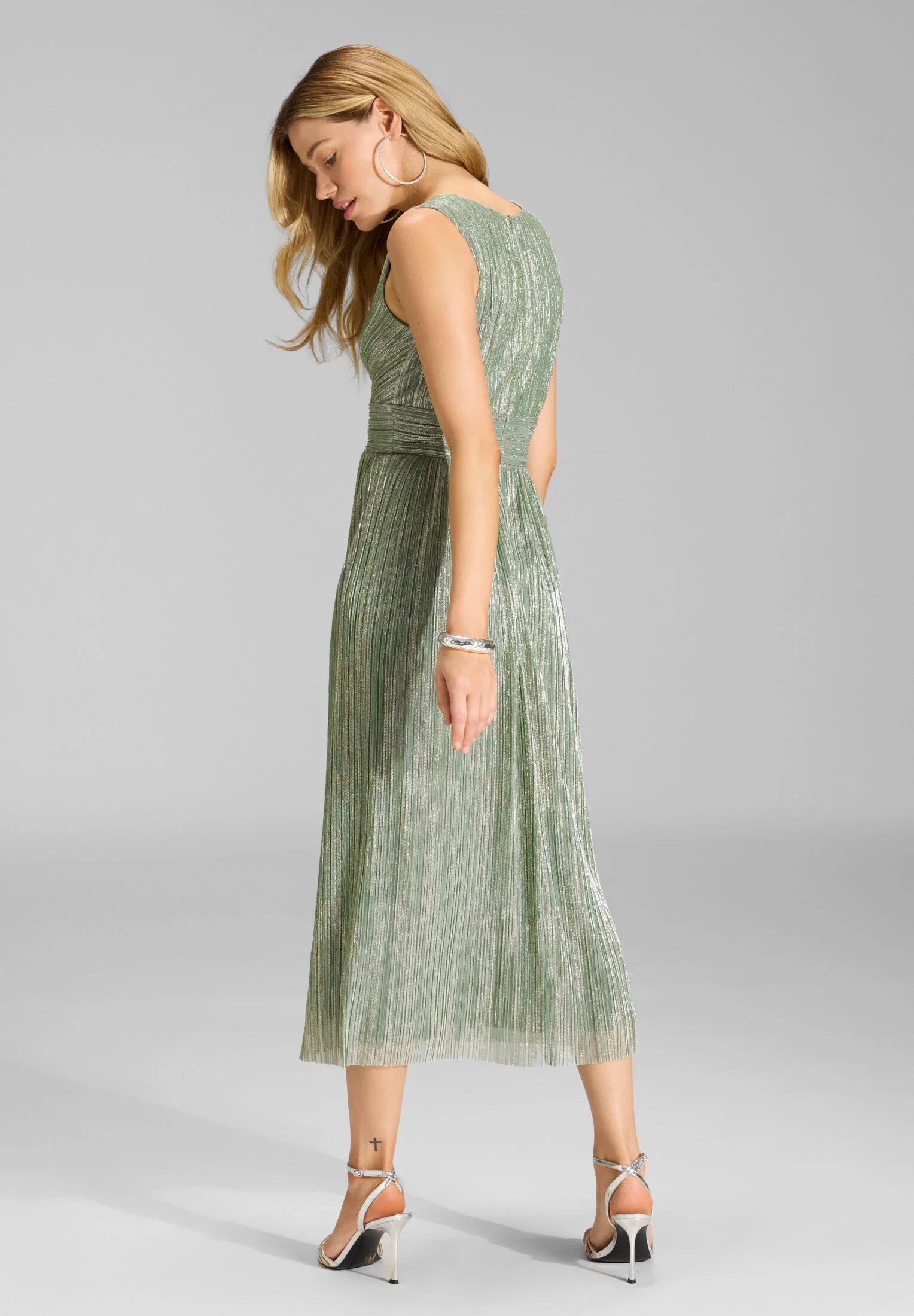 Cocktailkleid aus glänzendem Plissee Jersey mit V-Ausschnitt - Image 8